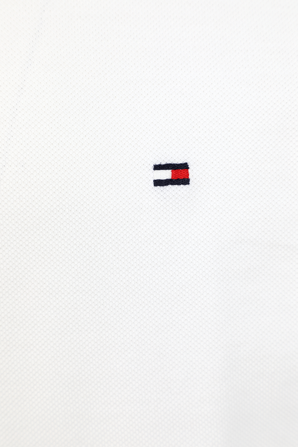 תמונה אחורית של חולצת פולו TOMMY HILFIGER