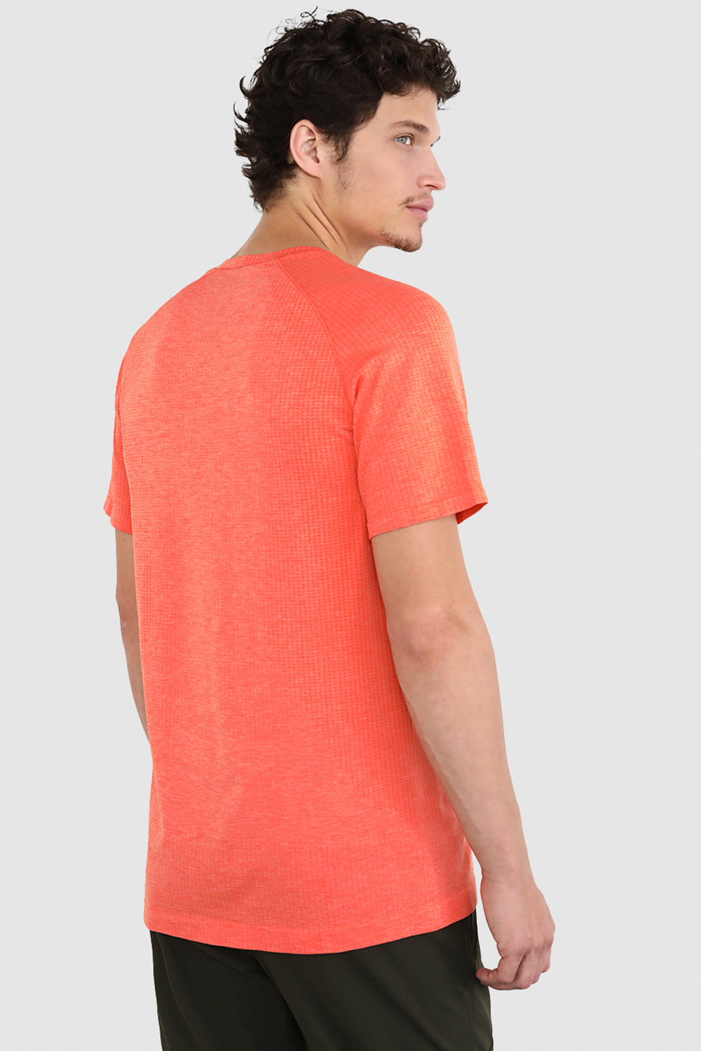 תמונת דוגמן אחורית של Metal Vent Tech Short-Sleeve Shirt