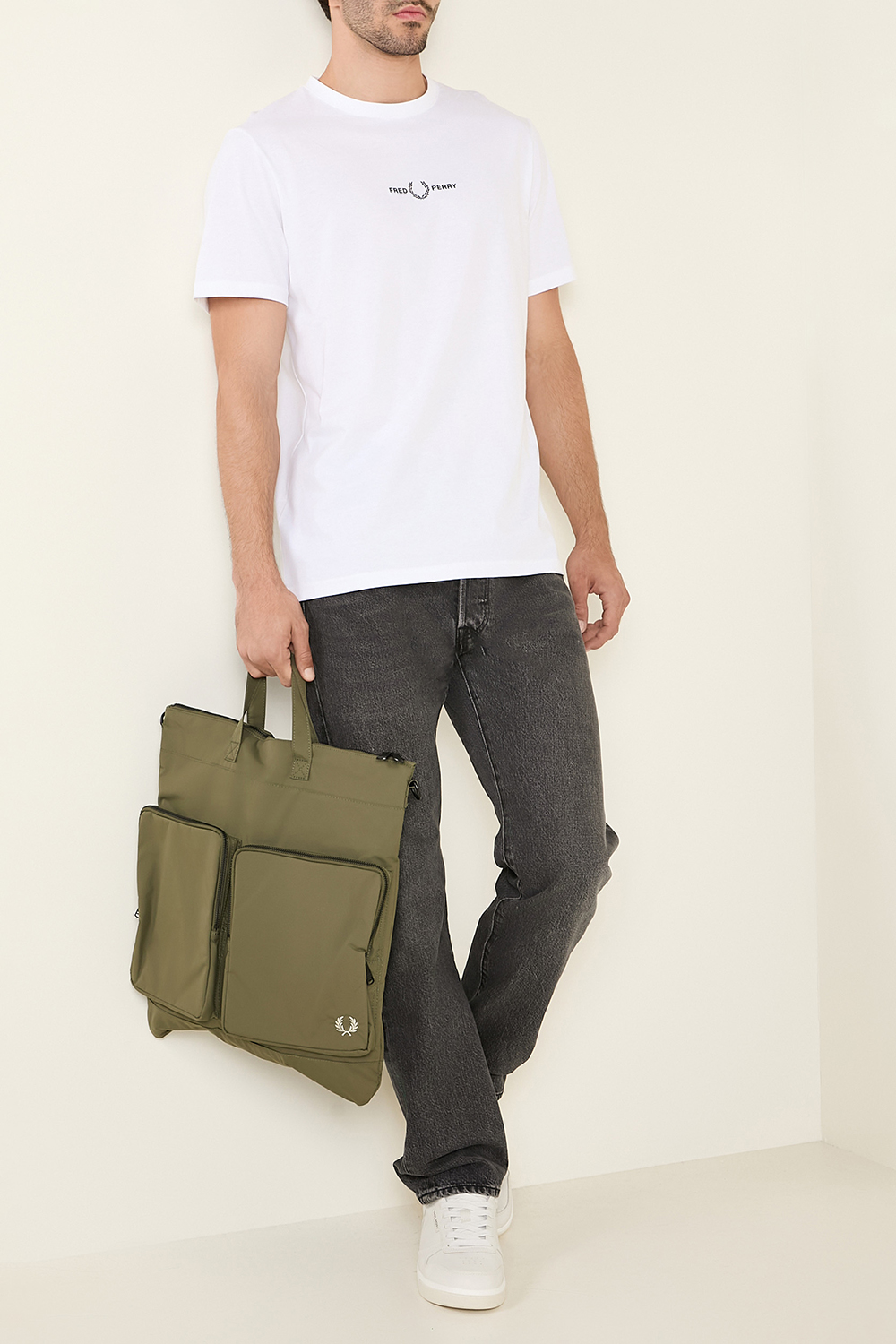 תמונת דוגמן קידמית של תיק נשיאה FRED PERRY