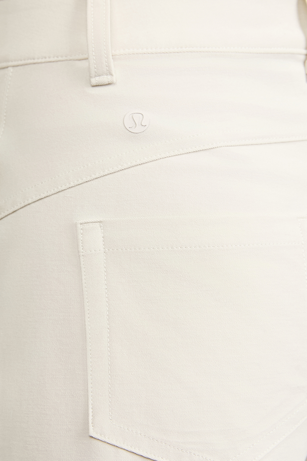 תמונת תקריב דוגמן של City™ Sleek Mid-Rise Barrel-Leg Pant Light Utilitech LULULEMON