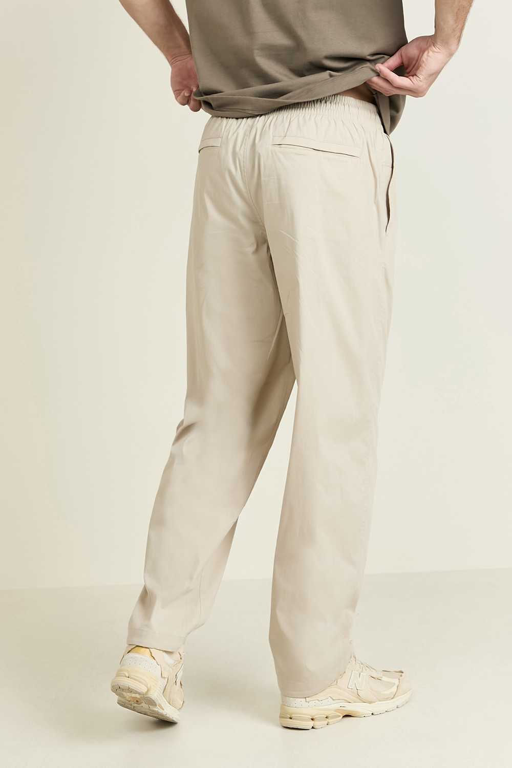 תמונת דוגמן אחורית של Poplin Relaxed-Fit Pant LULULEMON