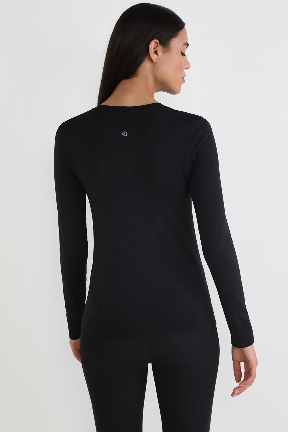 תמונת דוגמן אחורית של Swiftly Relaxed Long-Sleeve Shirt