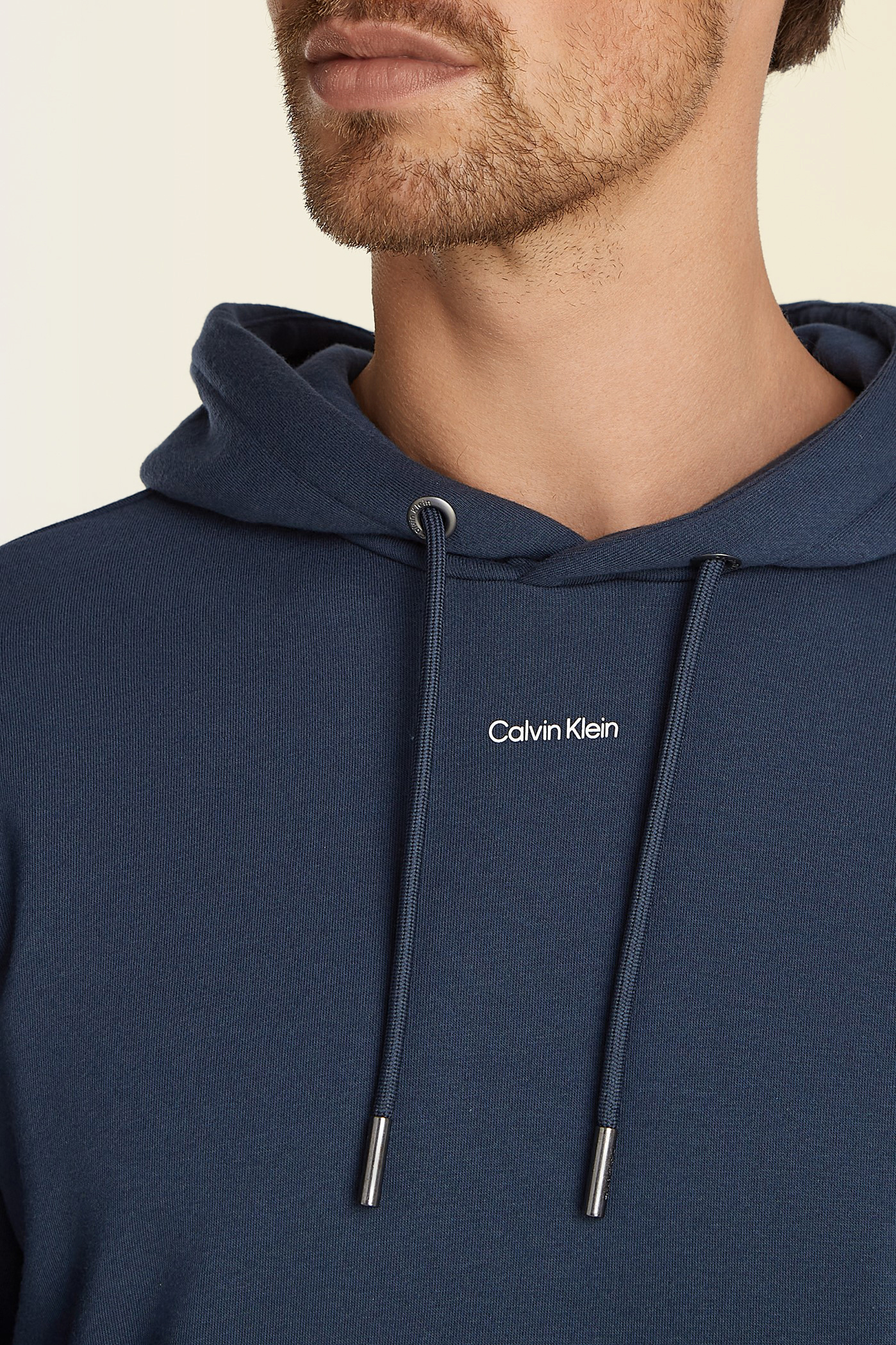 תמונת תקריב דוגמן של סווטשירט קפוצ'ון CALVIN KLEIN