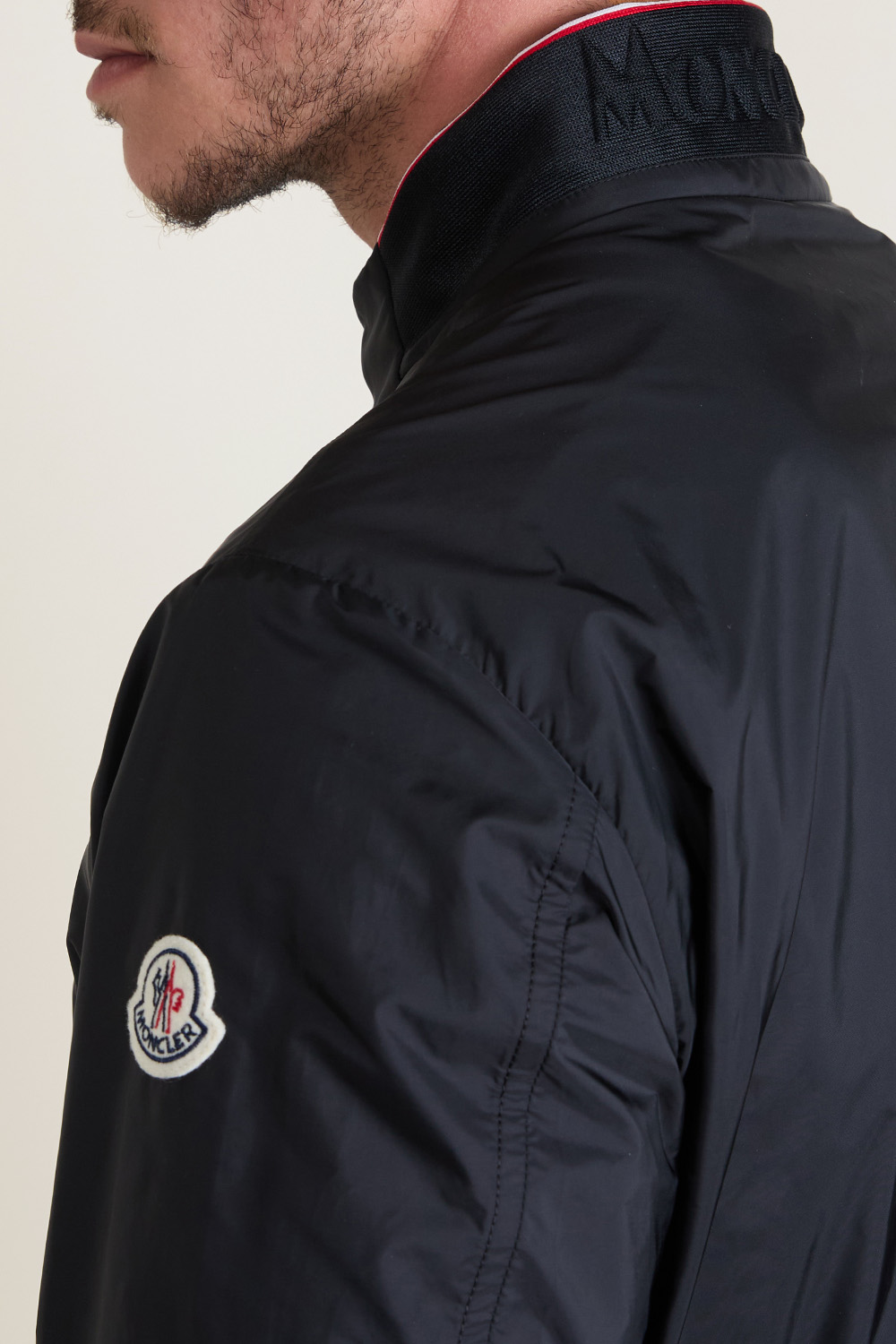 תמונת תקריב דוגמן של מעיל רוח MONCLER