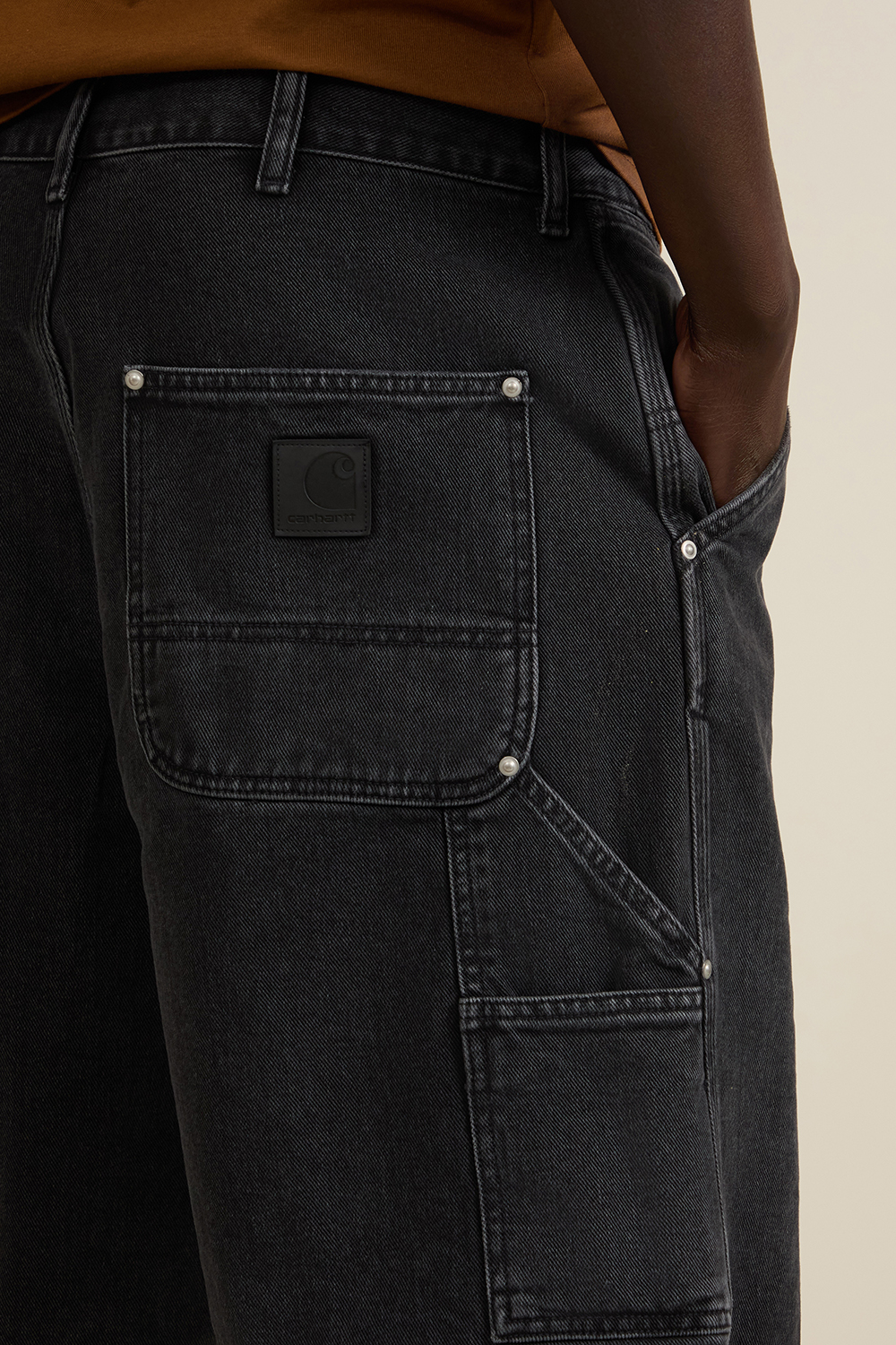 תמונת דוגמן אחורית של מכנסי ברמודה ג'ינס CARHARTT WIP