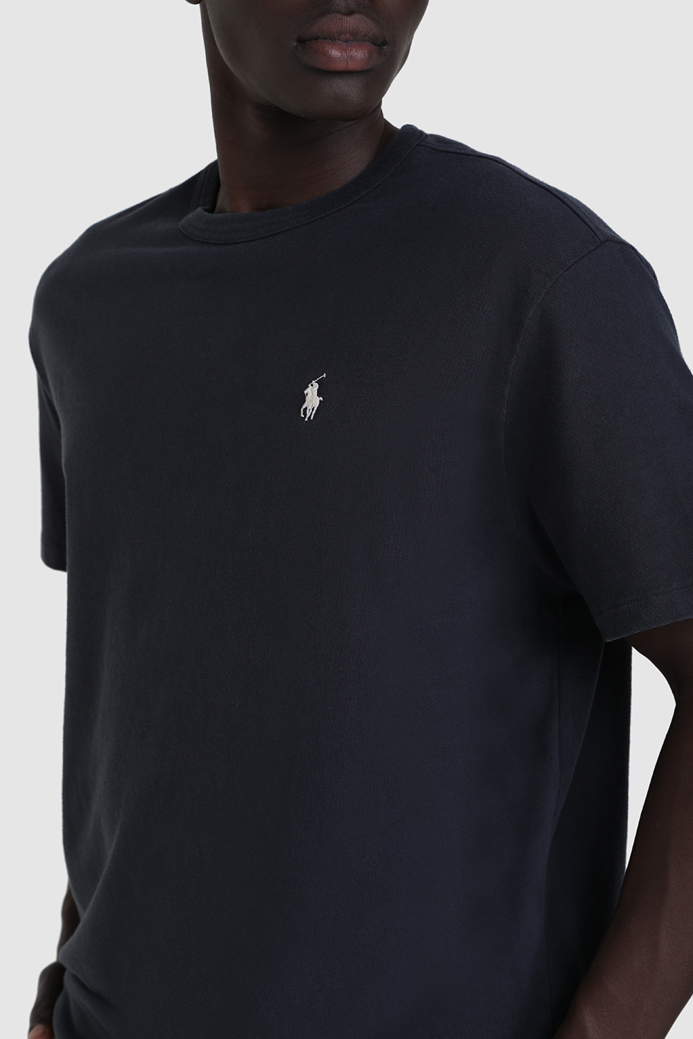 תמונת תקריב דוגמן של חולצת טי POLO RALPH LAUREN