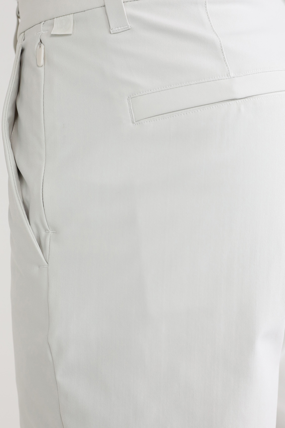 תמונת תקריב דוגמן של Commission Short Classic 7