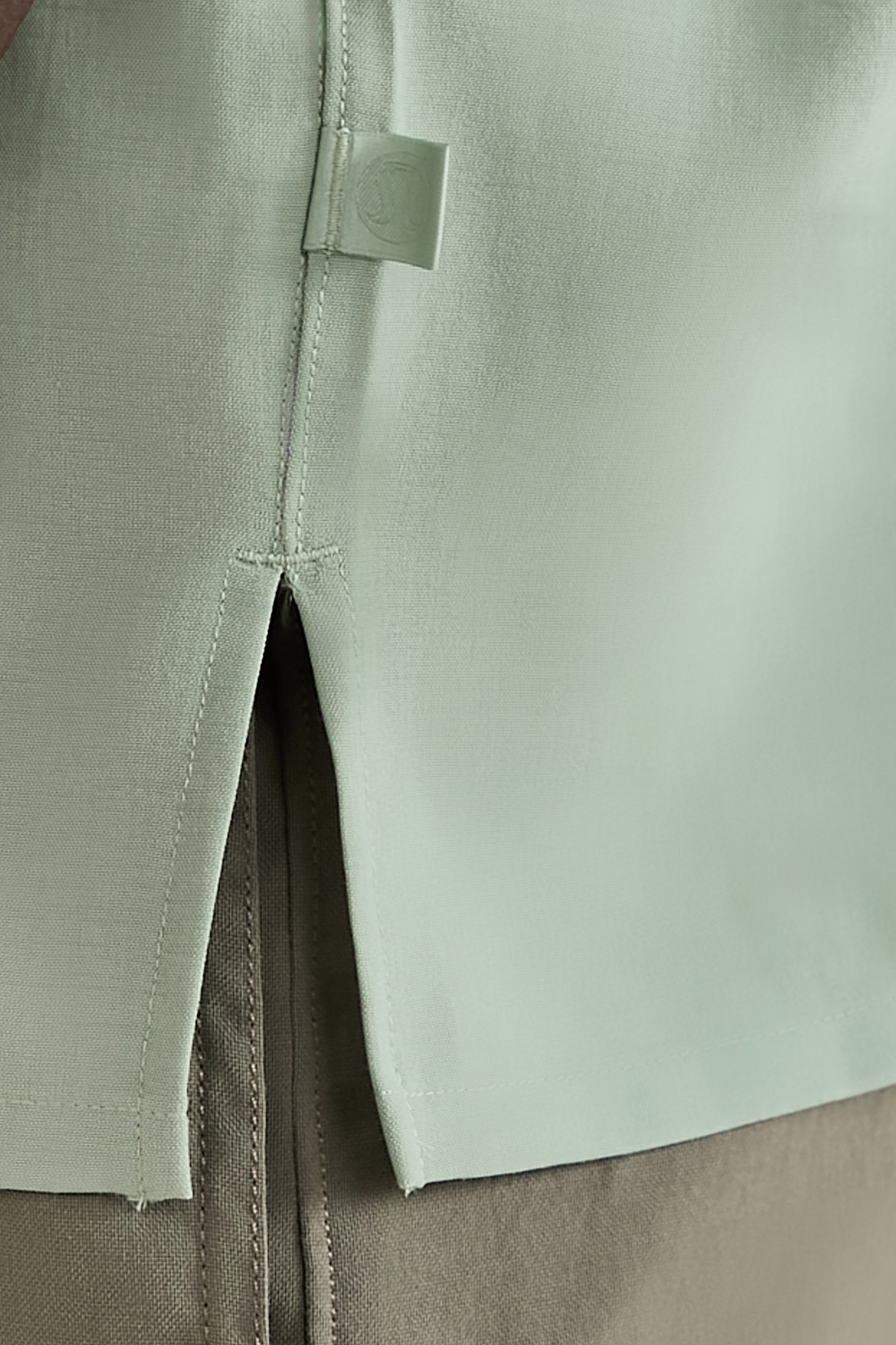 תמונת תקריב דוגמן של Lightweight Camp Collar Button-Up Shirt LULULEMON