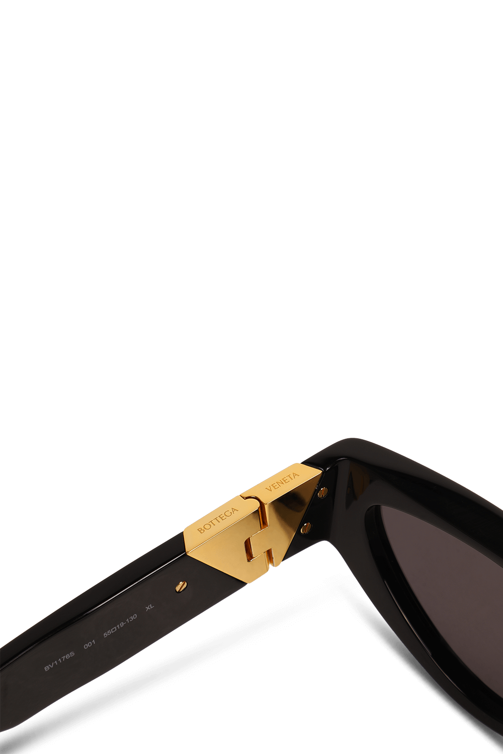 תמונת תקריב של משקפי שמש עם מסגרת חתולית BOTTEGA VENETA