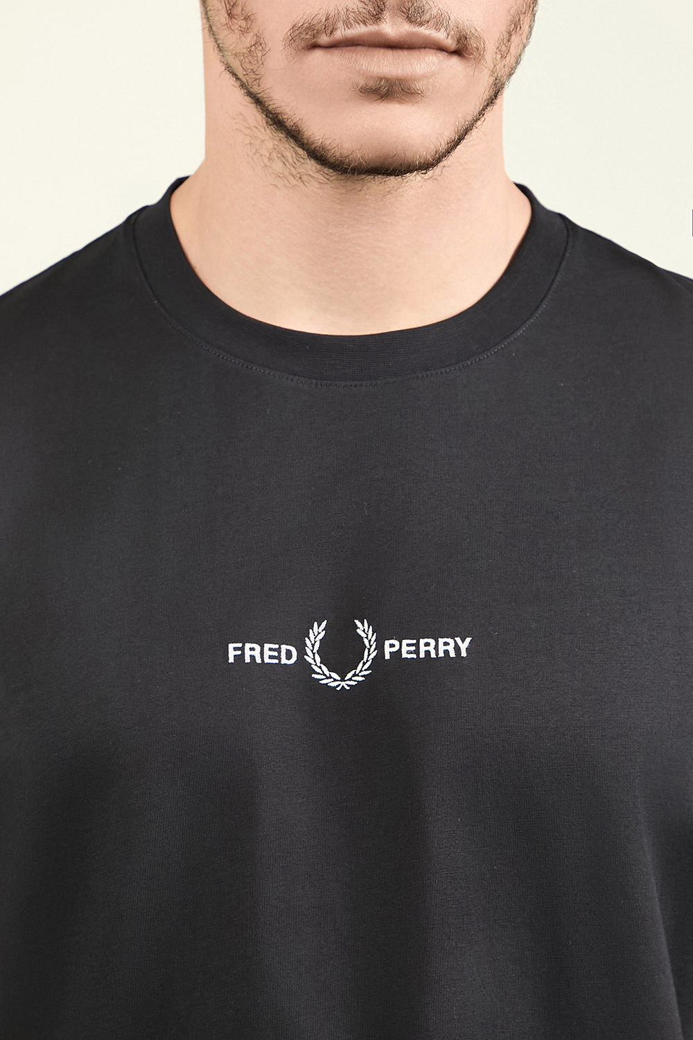 תמונת תקריב דוגמן של חולצת טי FRED PERRY