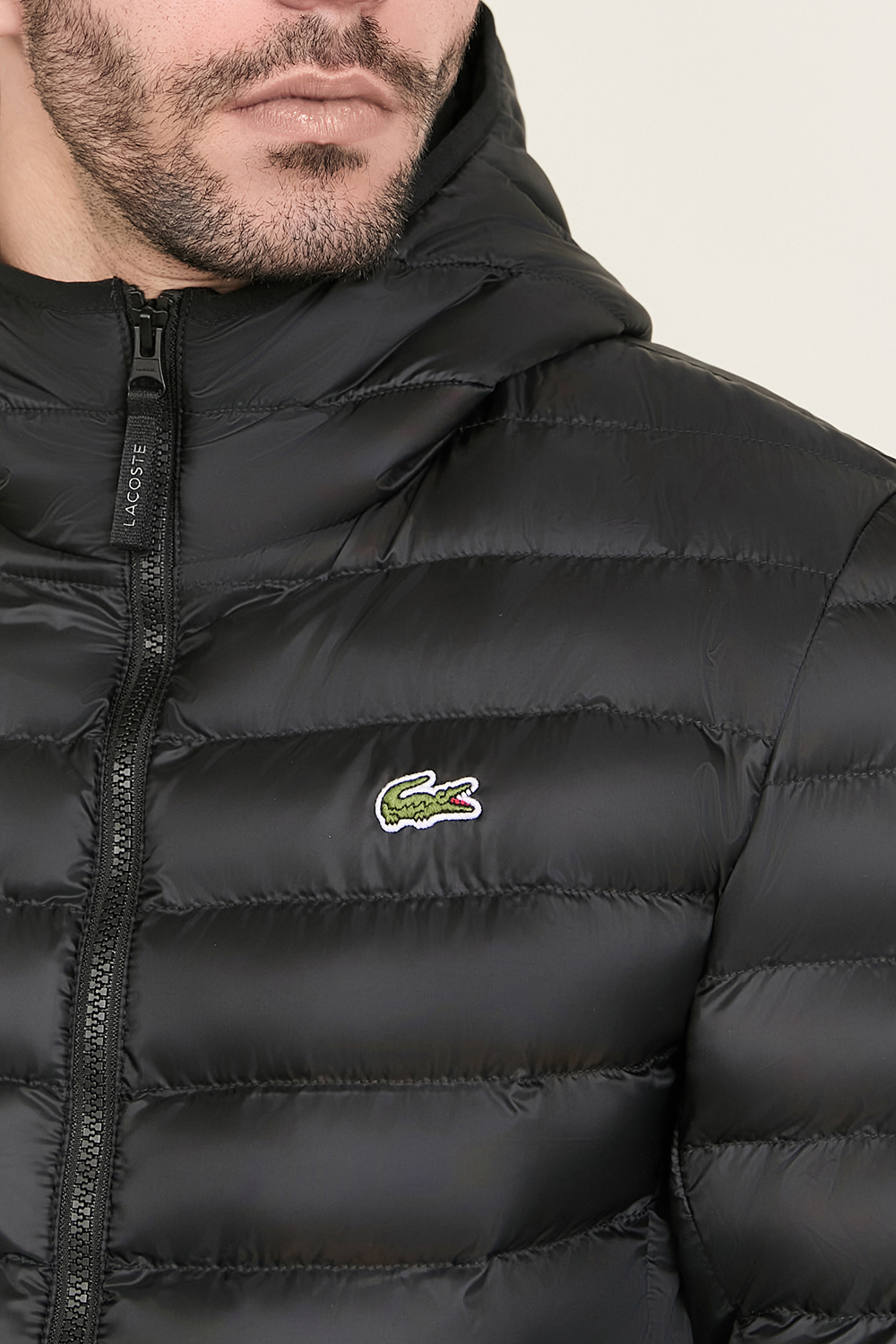 תמונת תקריב דוגמן של ז'קט ניילון LACOSTE