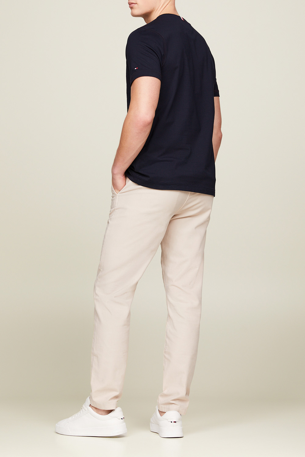 תמונת דוגמן אחורית של חולצת טי TOMMY HILFIGER