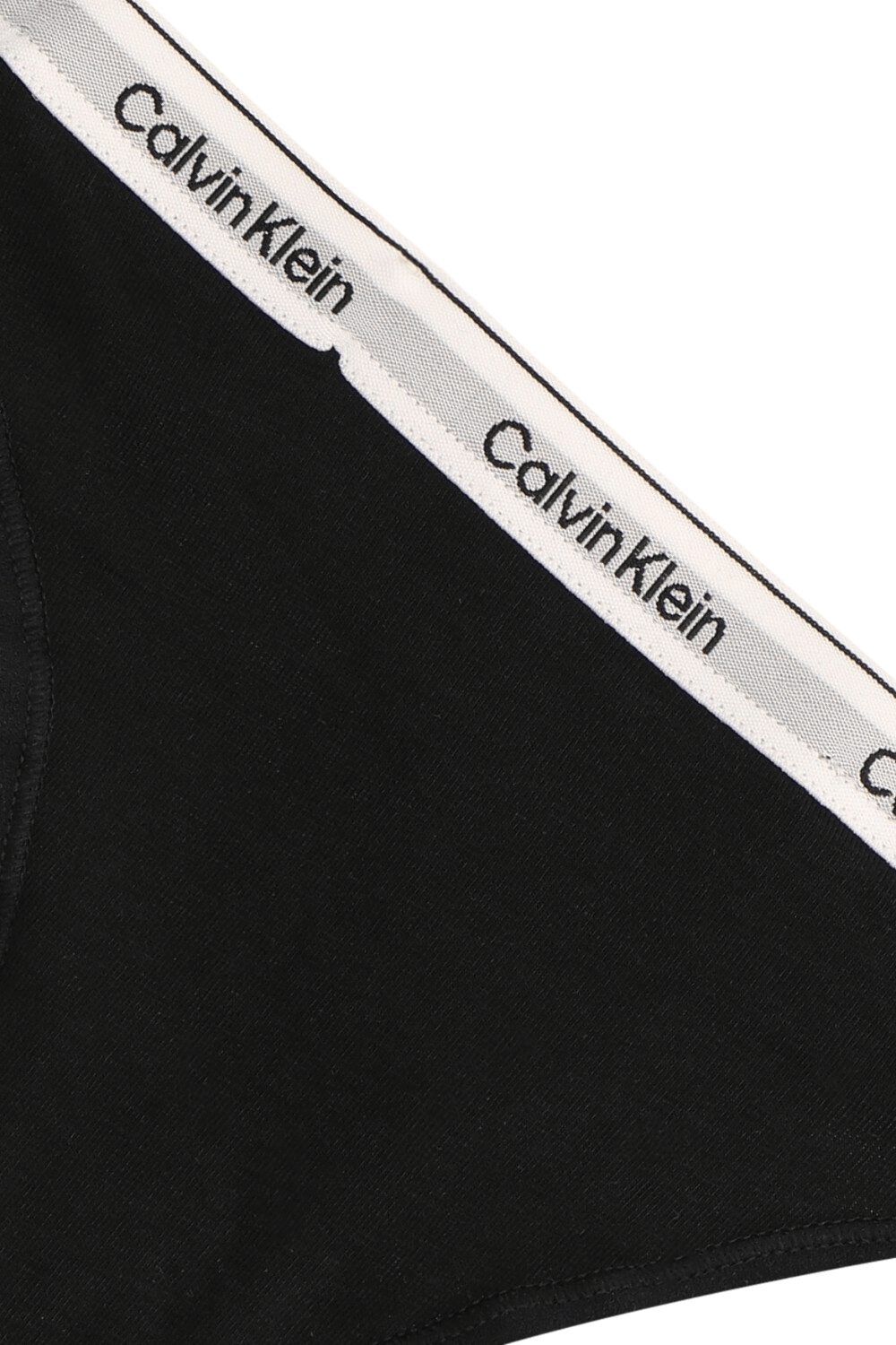 תמונת תקריב של תחתוני חוטיני CALVIN KLEIN