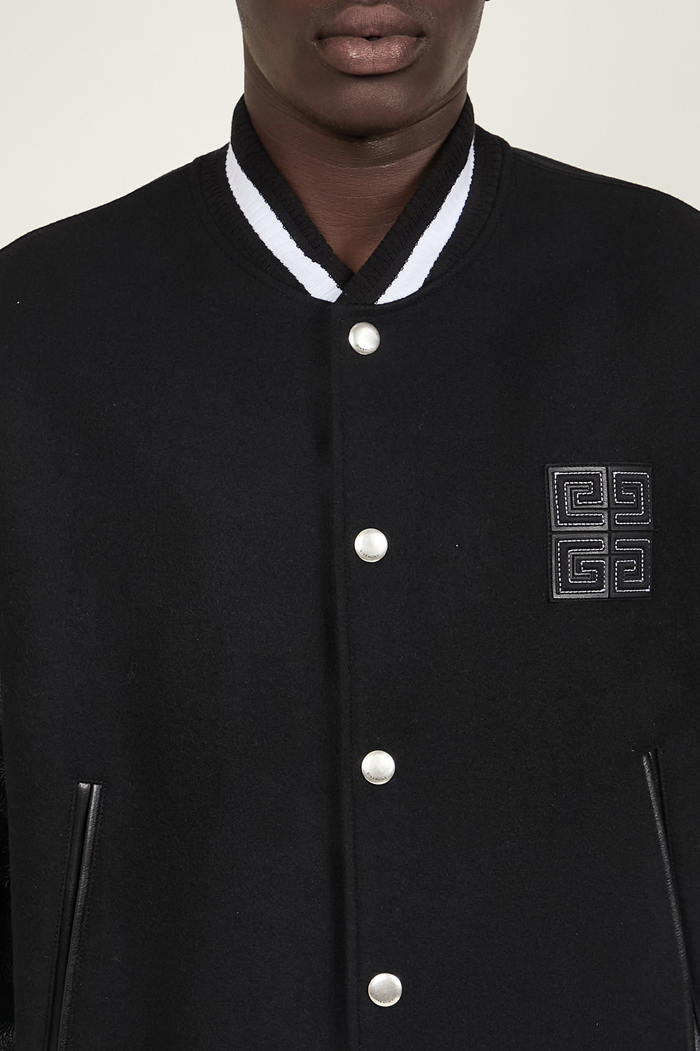 תמונת תקריב דוגמן של ז'קט בומבר GIVENCHY