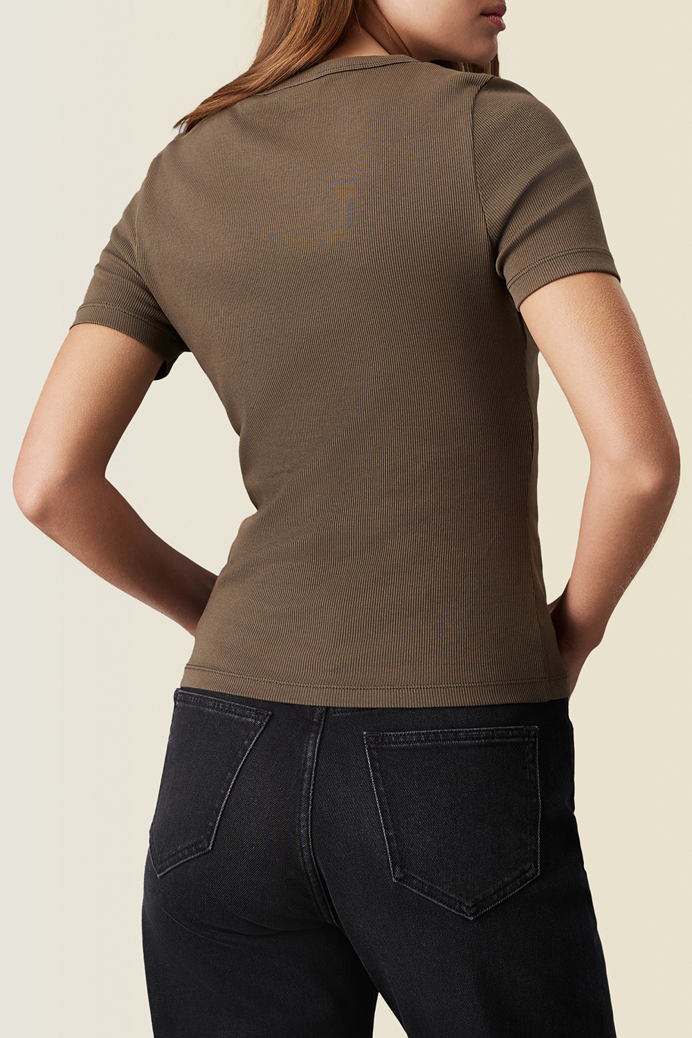 תמונת דוגמן אחורית של חולצת טי ריב CALVIN KLEIN