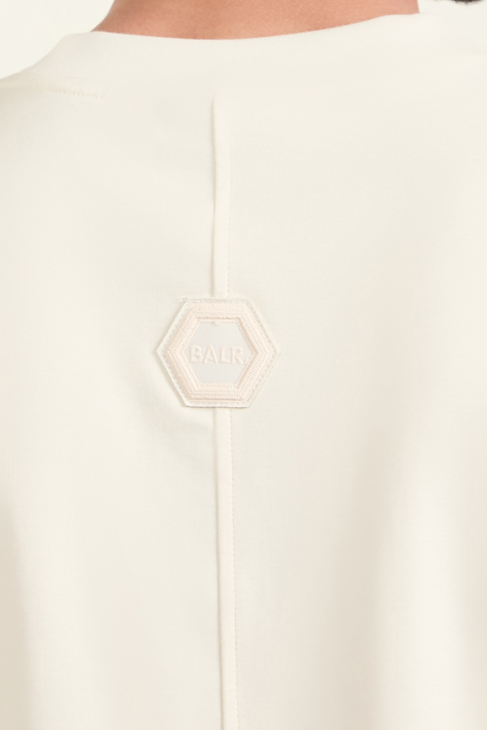תמונת תקריב דוגמן של חולצת טי BALR