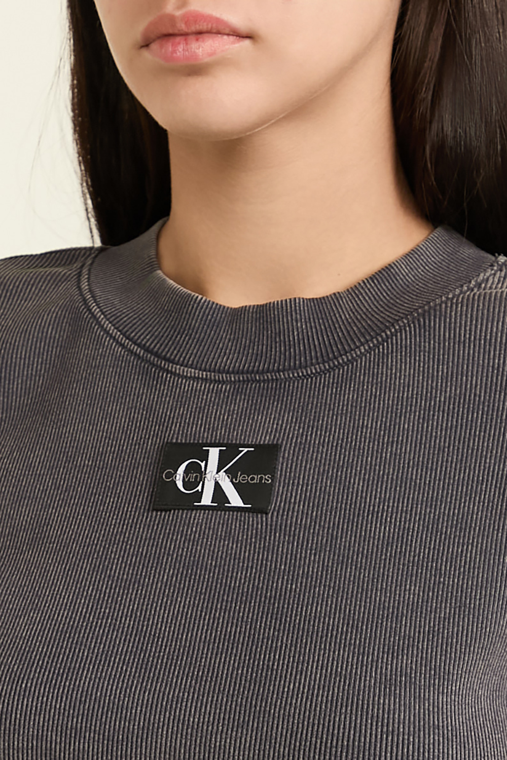 תמונת תקריב דוגמן של קרופ טופ ריב CALVIN KLEIN