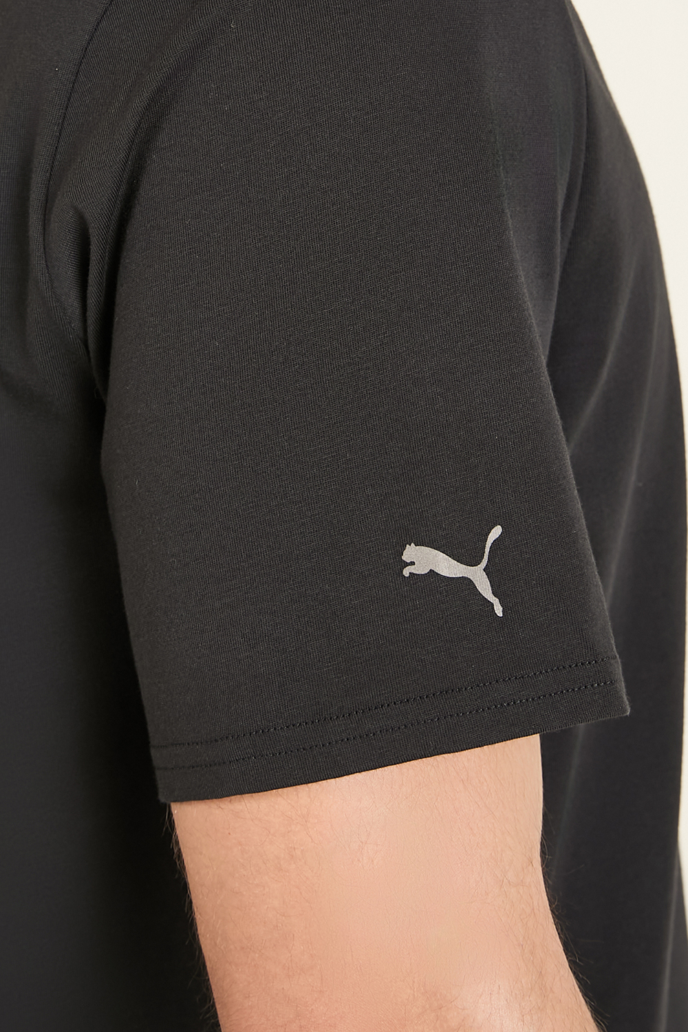 תמונת תקריב דוגמן של חולצת טי PUMA