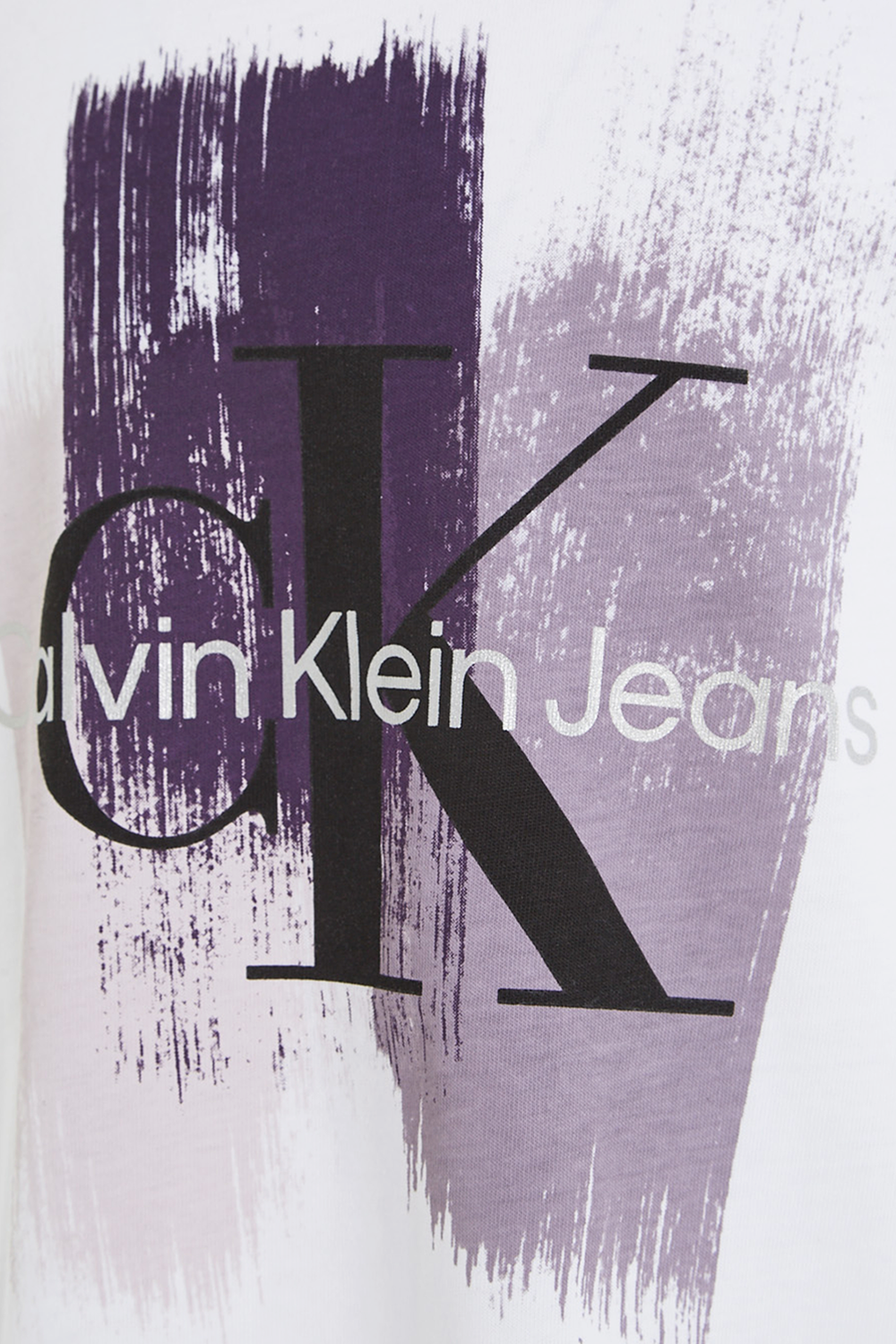 תמונת תקריב של חולצת טי עם הדפס- גילאי 4-16 שנים CALVIN KLEIN