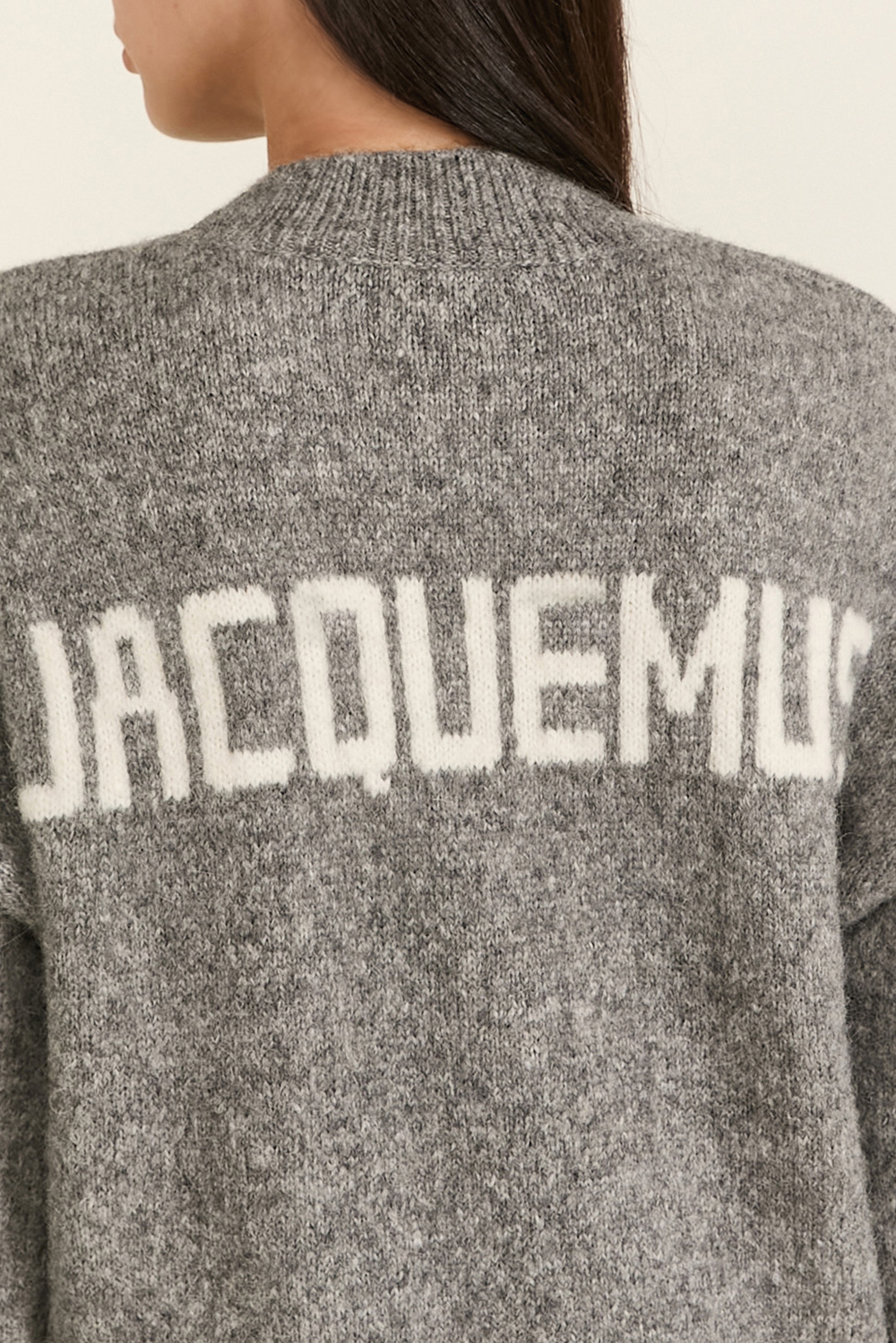 תמונת תקריב דוגמן של סריג קרופ JACQUEMUS