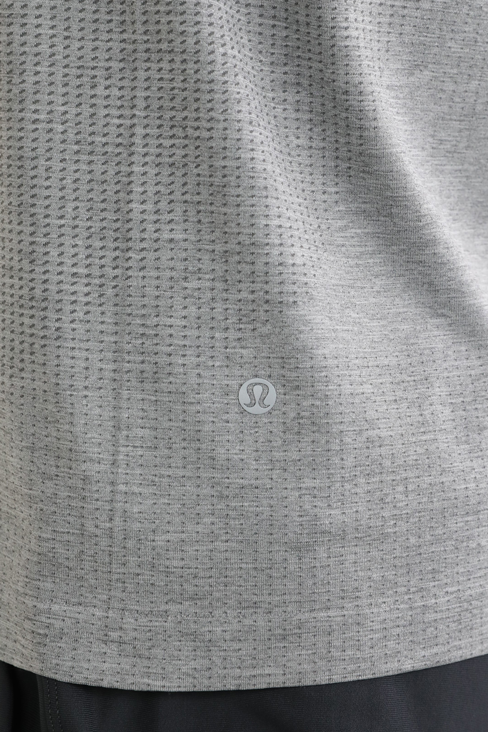 תמונת תקריב דוגמן של Metal Vent Tech Long-Sleeve Shirt