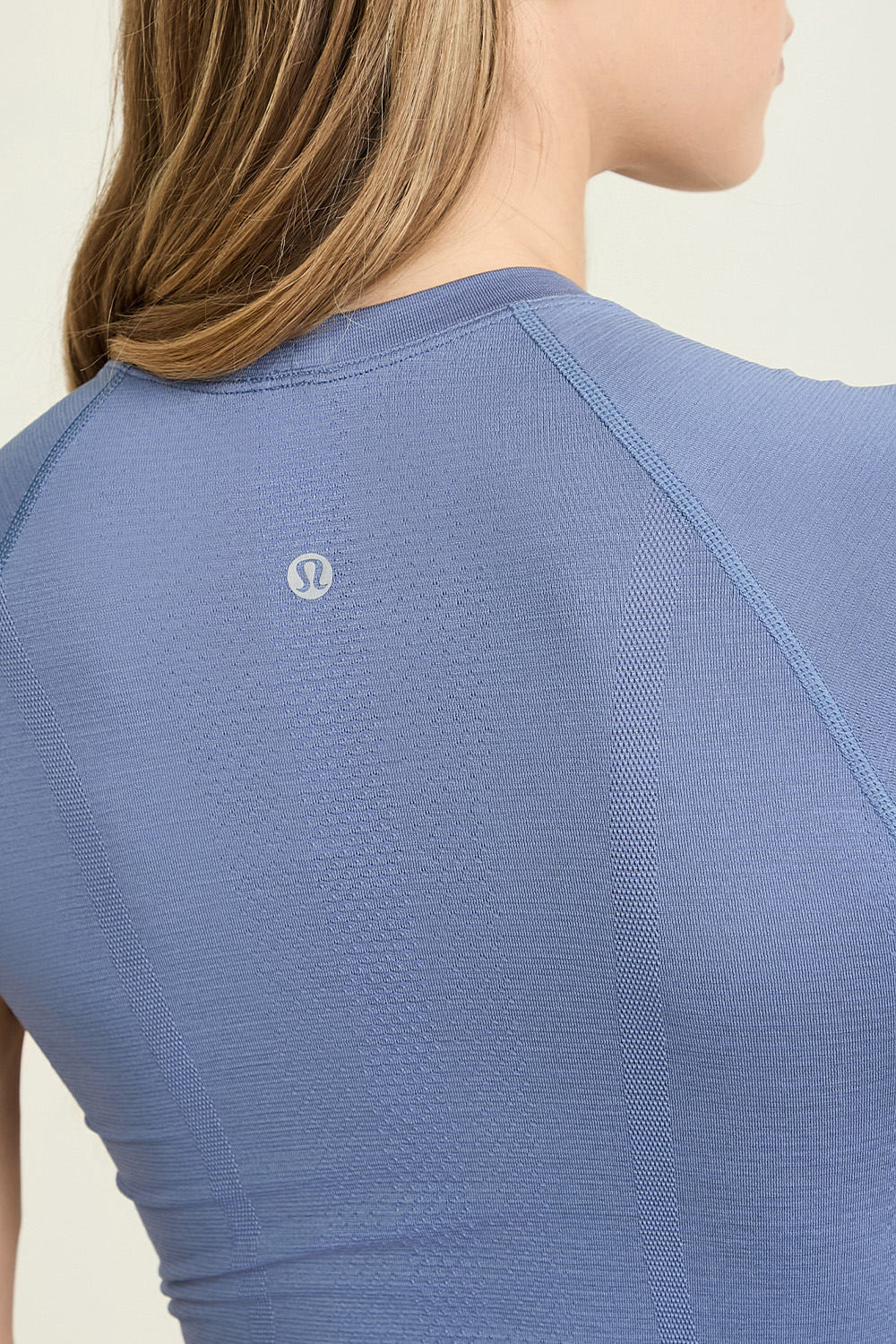 תמונת תקריב דוגמן של Swiftly Tech Short Sleeve Shirt 2.0 LULULEMON