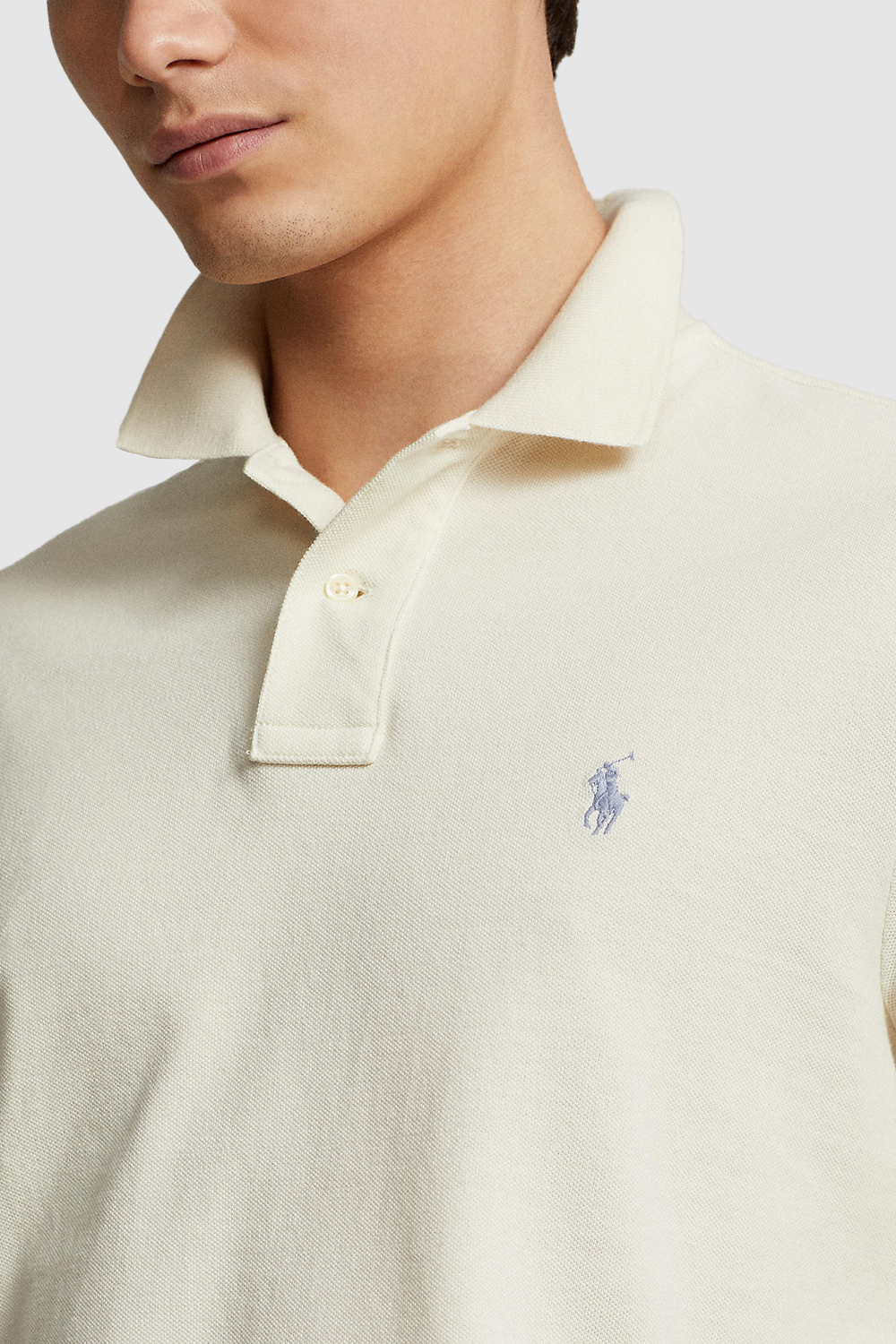 תמונת תקריב דוגמן של חולצת פולו קצרה POLO RALPH LAUREN
