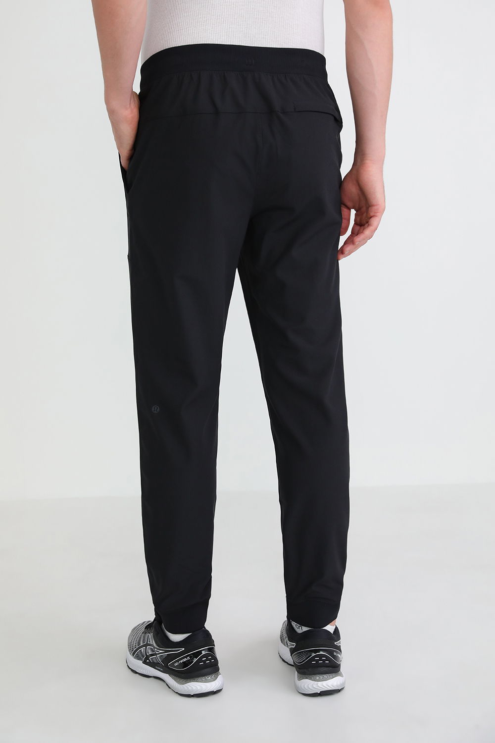 תמונת דוגמן אחורית של ABC Jogger