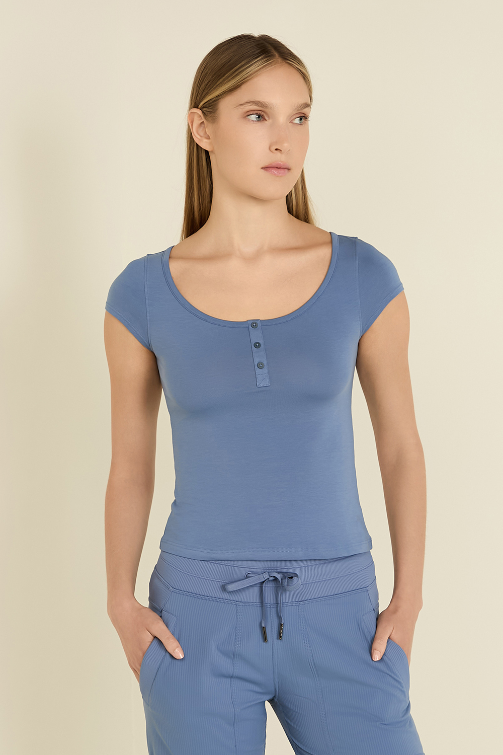 תמונת דוגמן קידמית של Cap-Sleeve Henley T-Shirt LULULEMON
