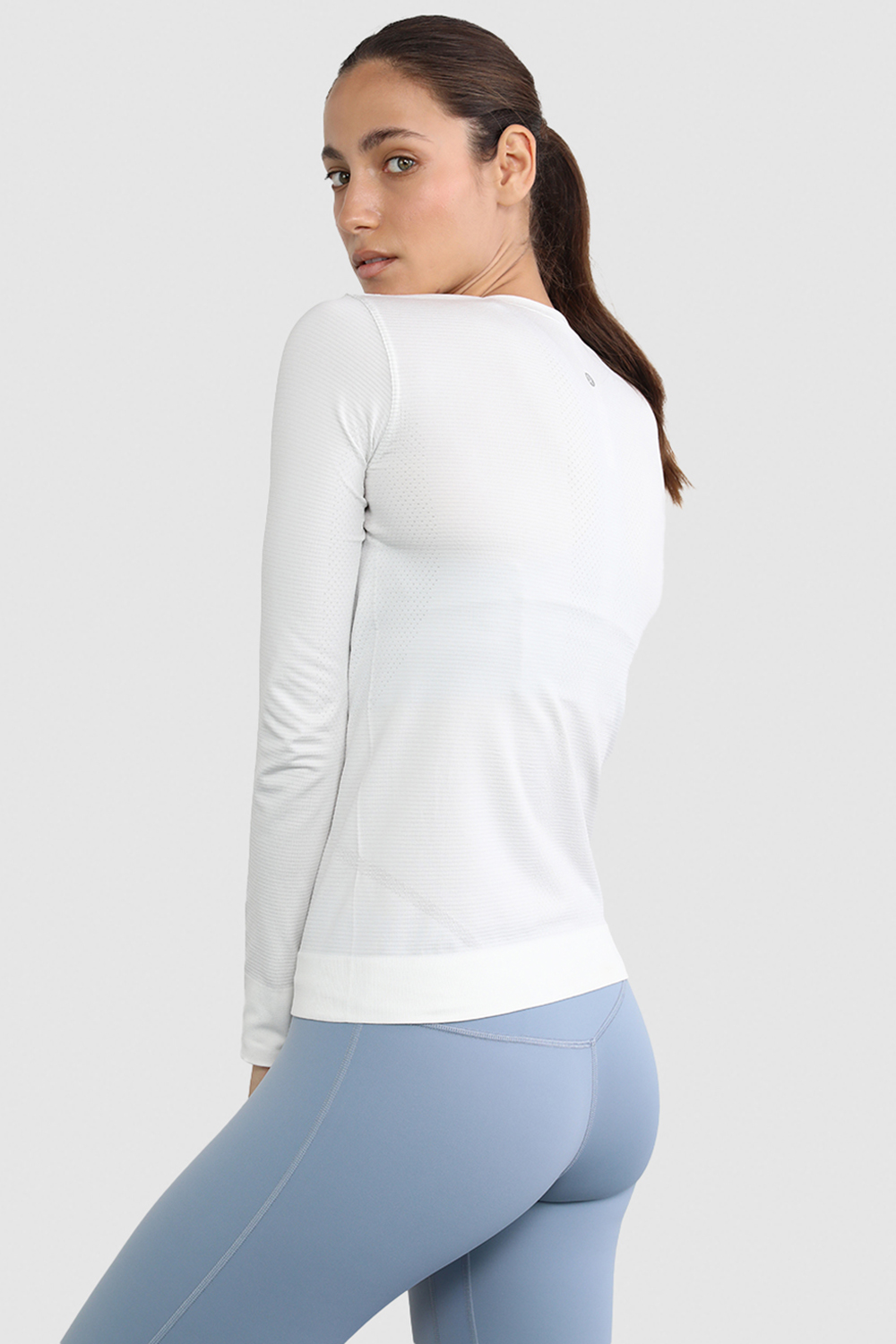 תמונת דוגמן אחורית של Swiftly Relaxed Long Sleeve