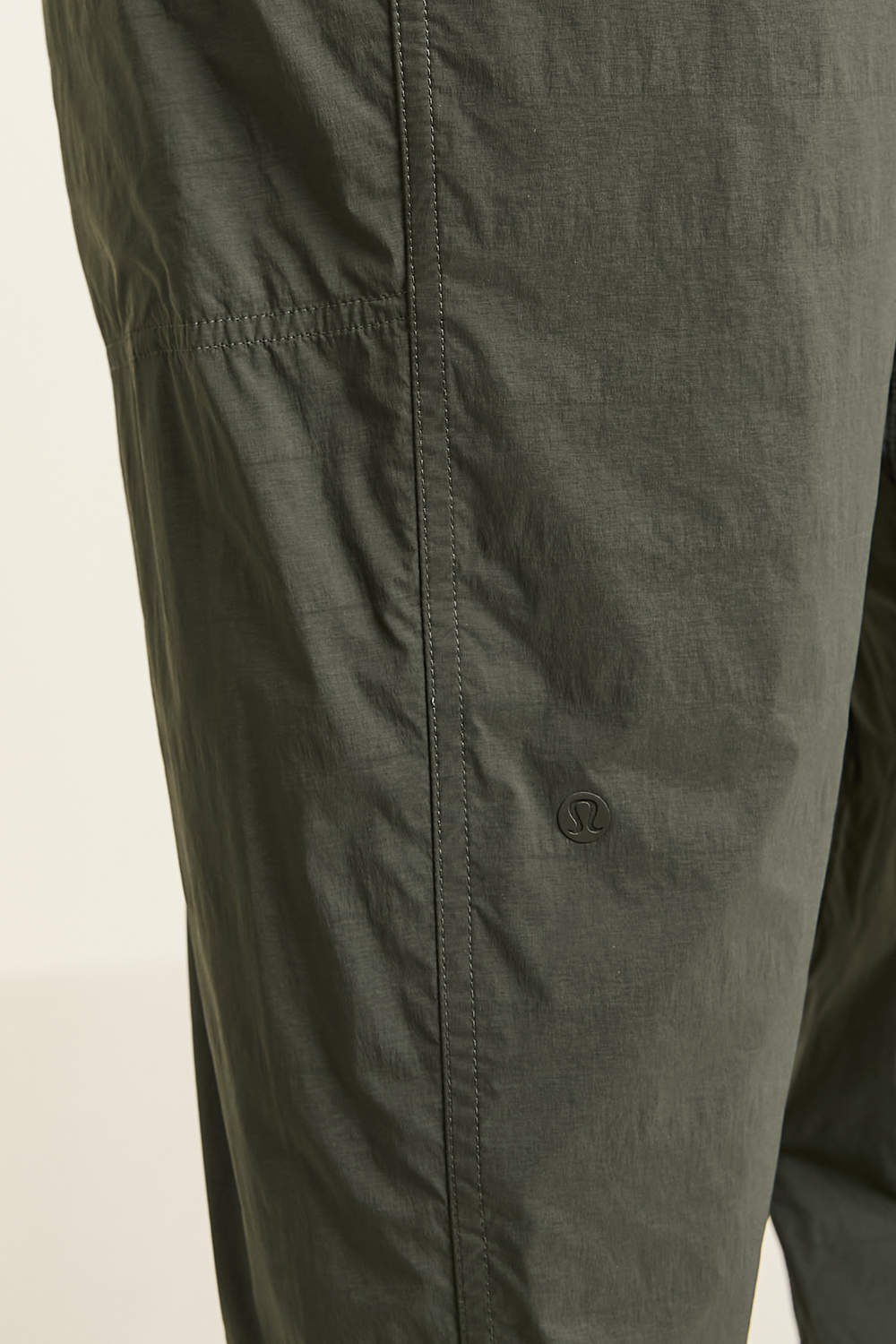 תמונת תקריב דוגמן של Lightweight Cargo Pocket Jogger LULULEMON
