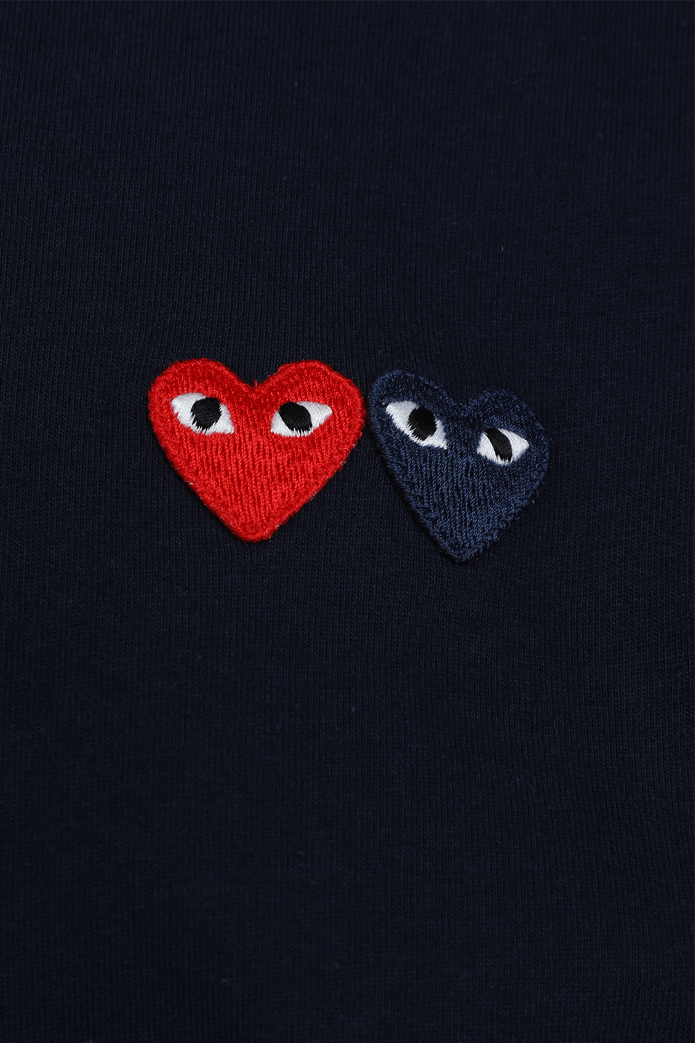 תמונה אחורית של חולצת לוגו טי עם פאץ' לבבות COMME DES GARCONS