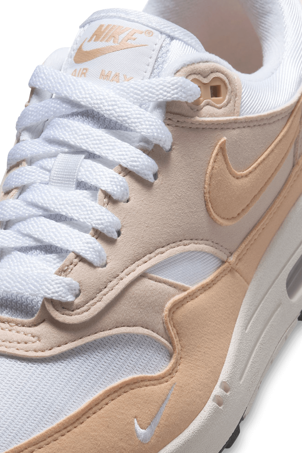 תמונת תקריב של נעלי סניקרס NIKE