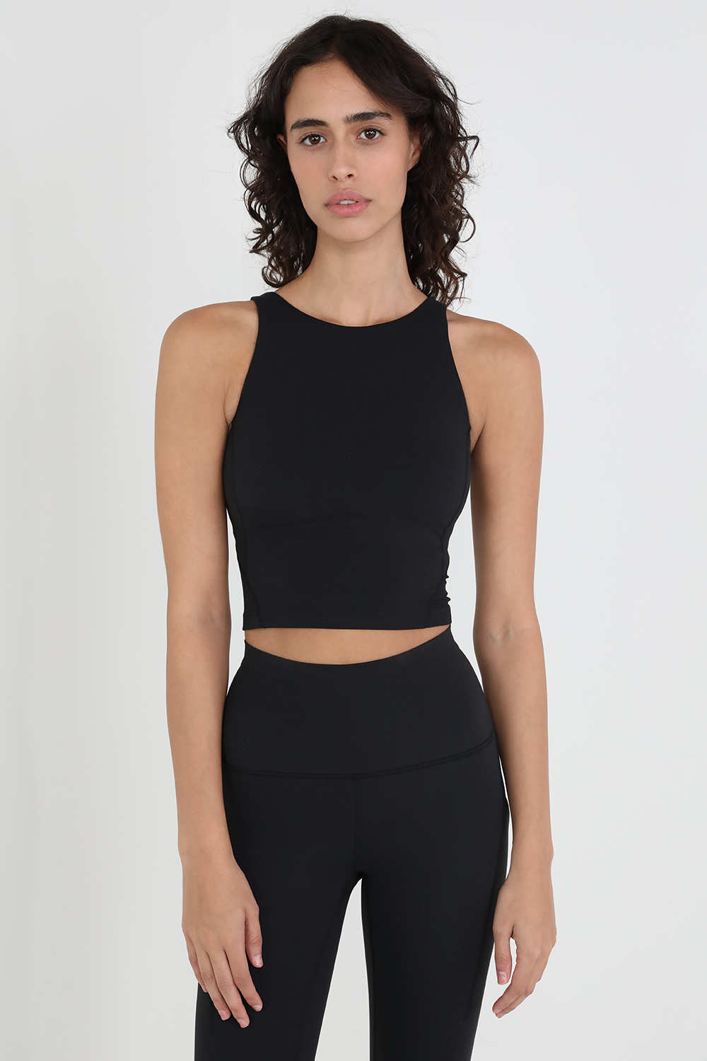תמונת דוגמן קידמית של Align™ High-Neck Tank Top