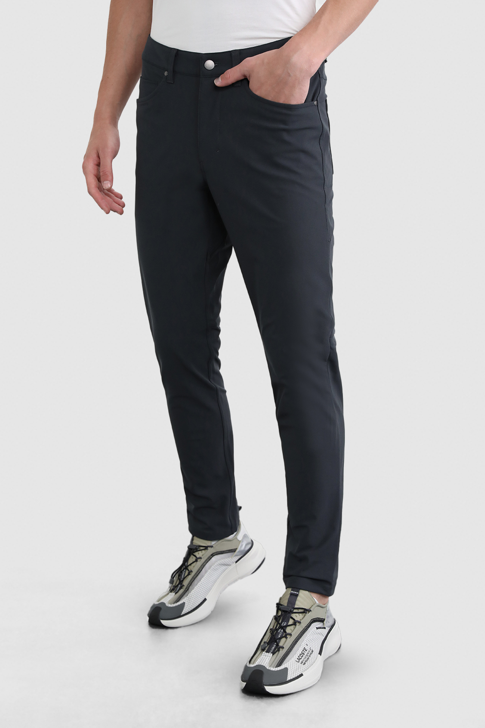 תמונת דוגמן קידמית של ABC Slim-Fit Pant 34"