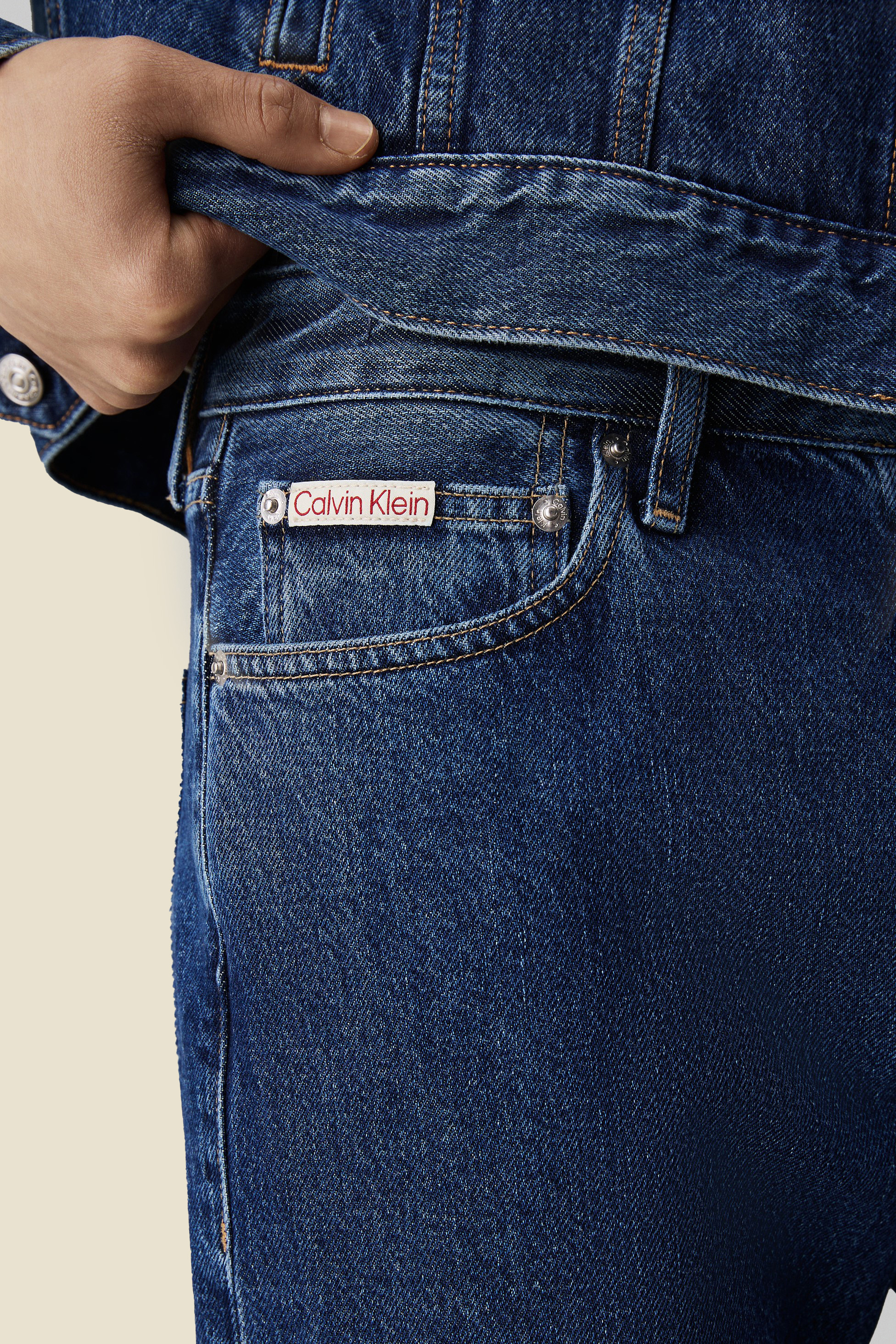 תמונת תקריב דוגמן של מכנסי ג'ינס בגזרה ישרה CALVIN KLEIN