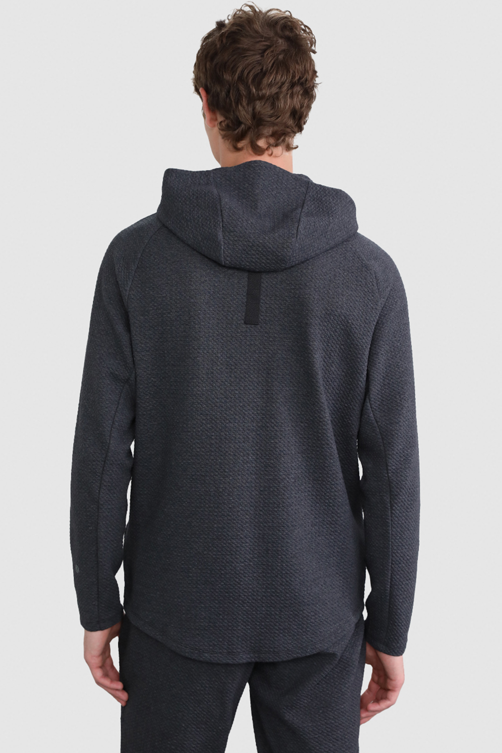 תמונת דוגמן אחורית של At Ease Hoodie
