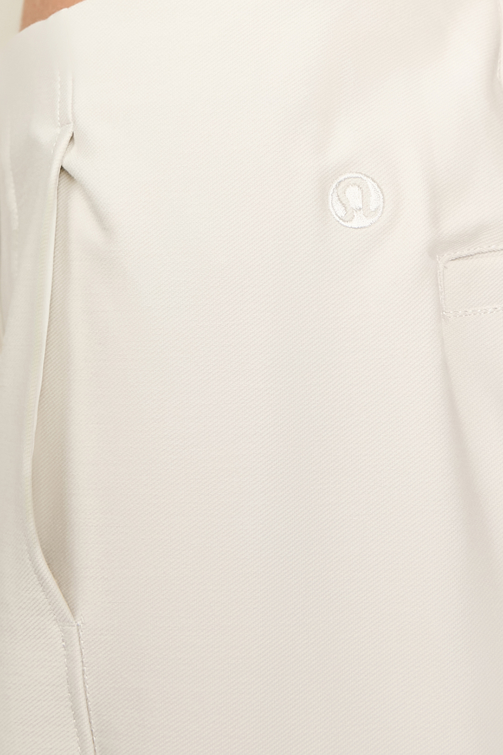 תמונת תקריב דוגמן של Utilitech™ Relaxed-Fit Mid-Rise Trouser LULULEMON