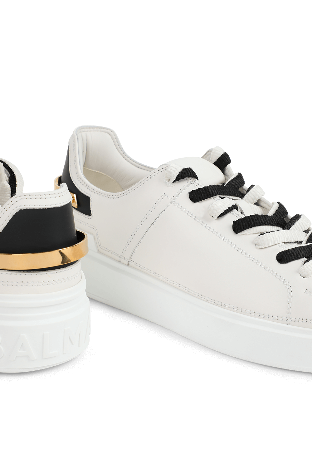 תמונת תקריב של נעלי סניקרס עם אלמנט מוזהב BALMAIN