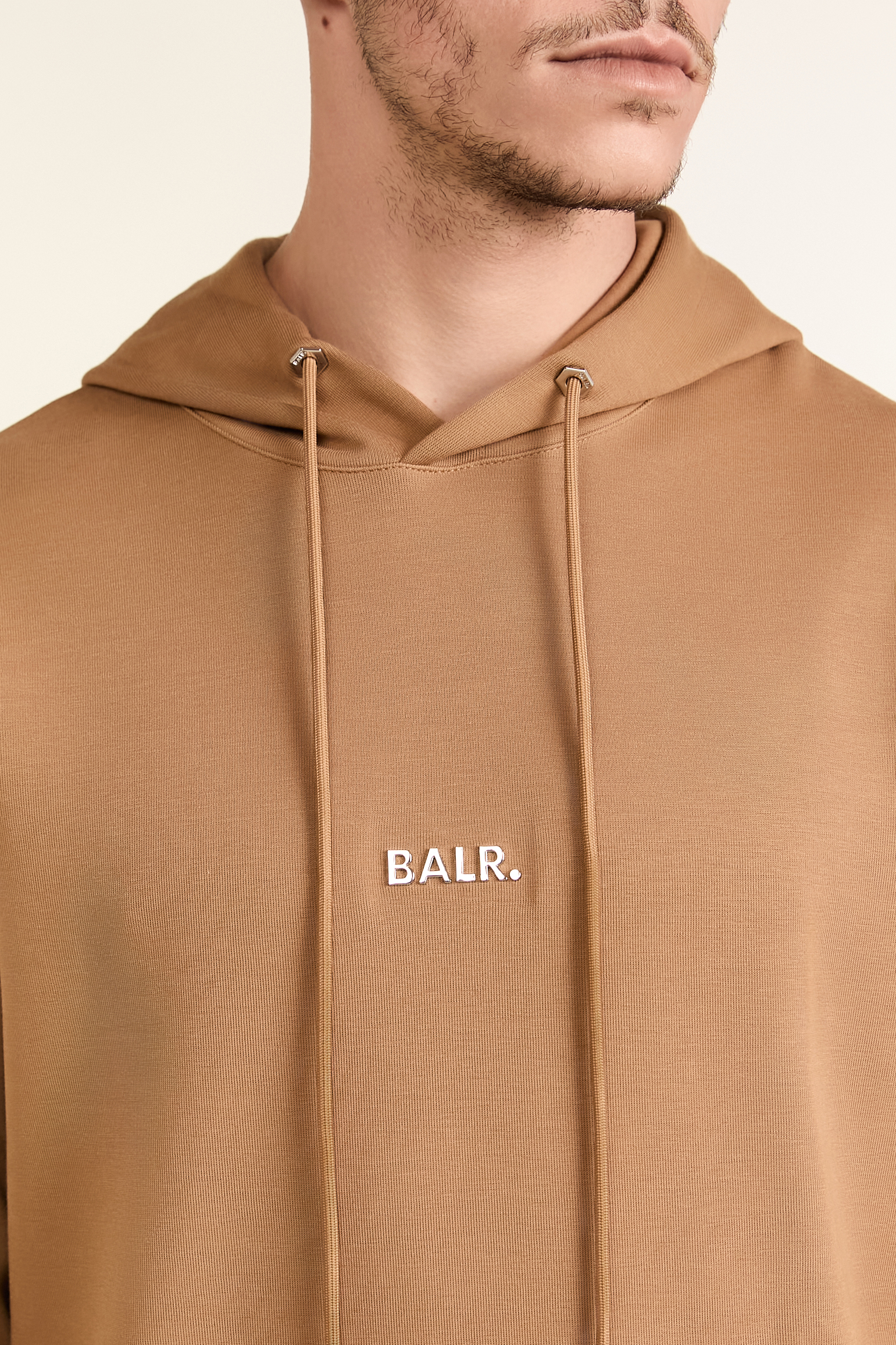 תמונת תקריב דוגמן של סווטשירט קפוצ'ון BALR