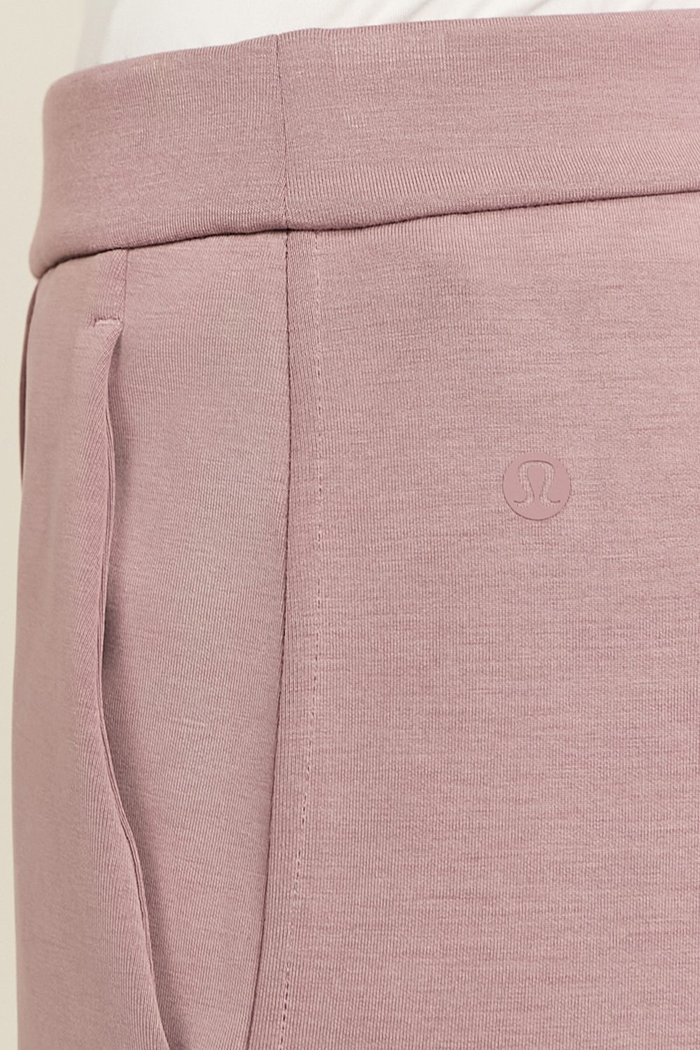 תמונת תקריב דוגמן של Softstreme Pintuck Mid-Rise Pants *REG LULULEMON