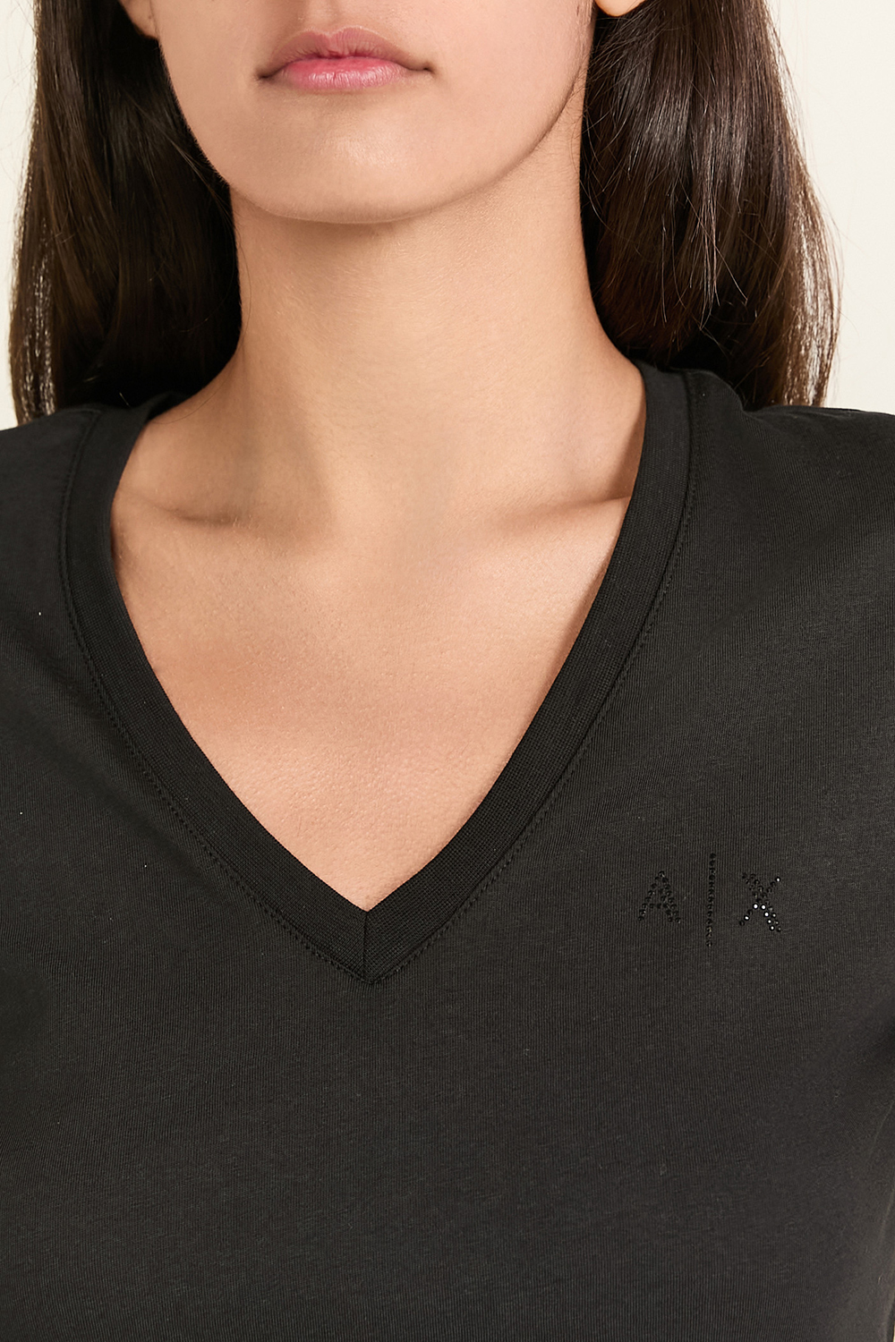 תמונת תקריב דוגמן של חולצת טי ARMANI EXCHANGE