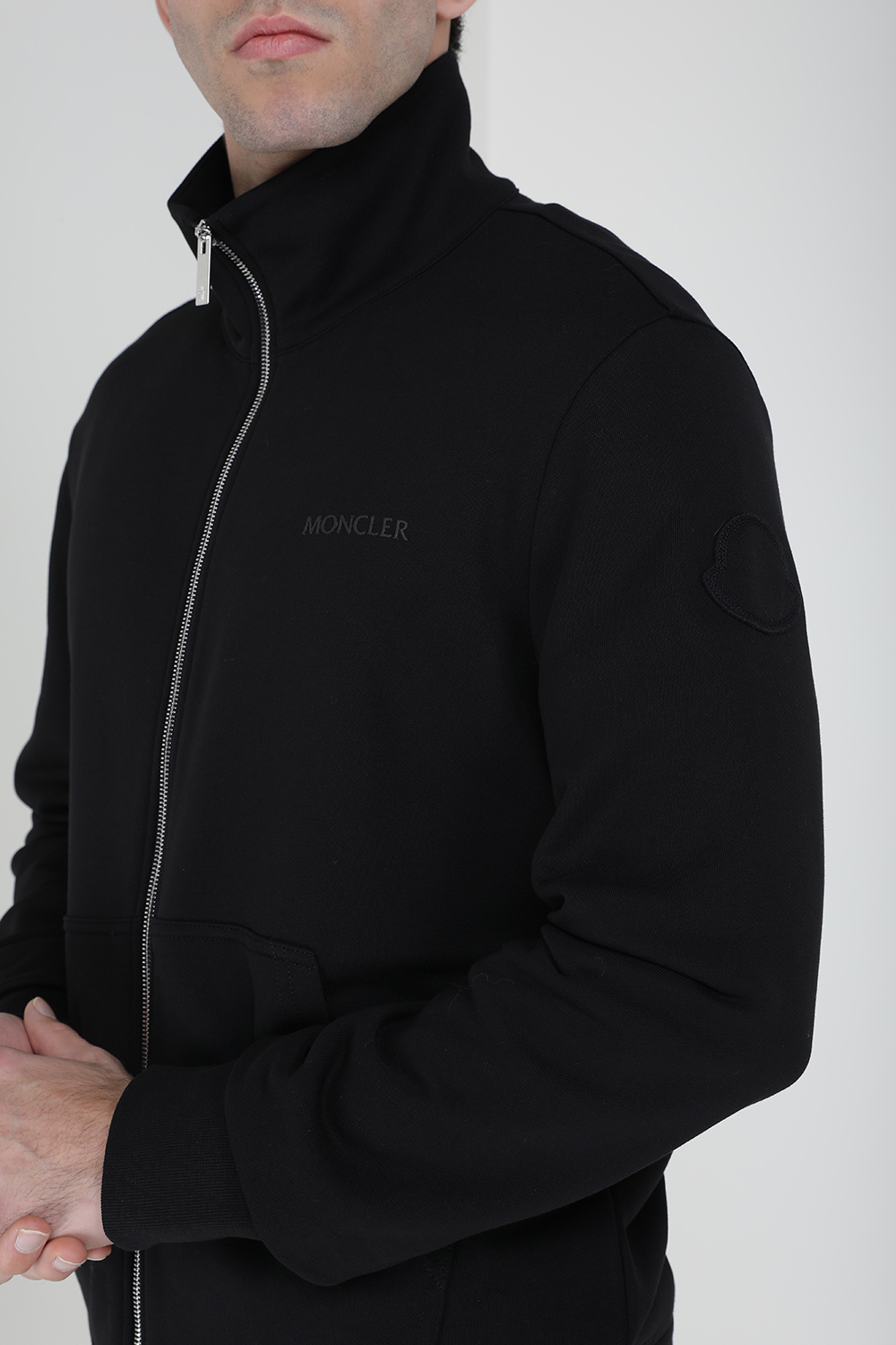 תמונת תקריב דוגמן של ז'קט MONCLER