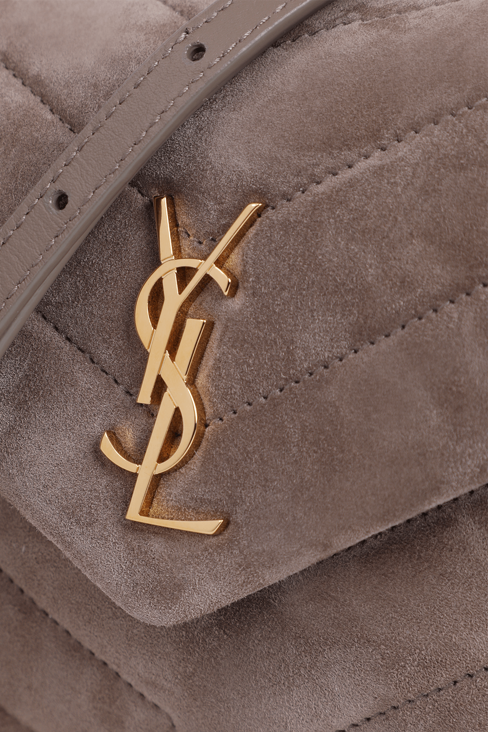 תמונת תקריב של תיק לולו מעור הפוך בגודל מיני SAINT LAURENT
