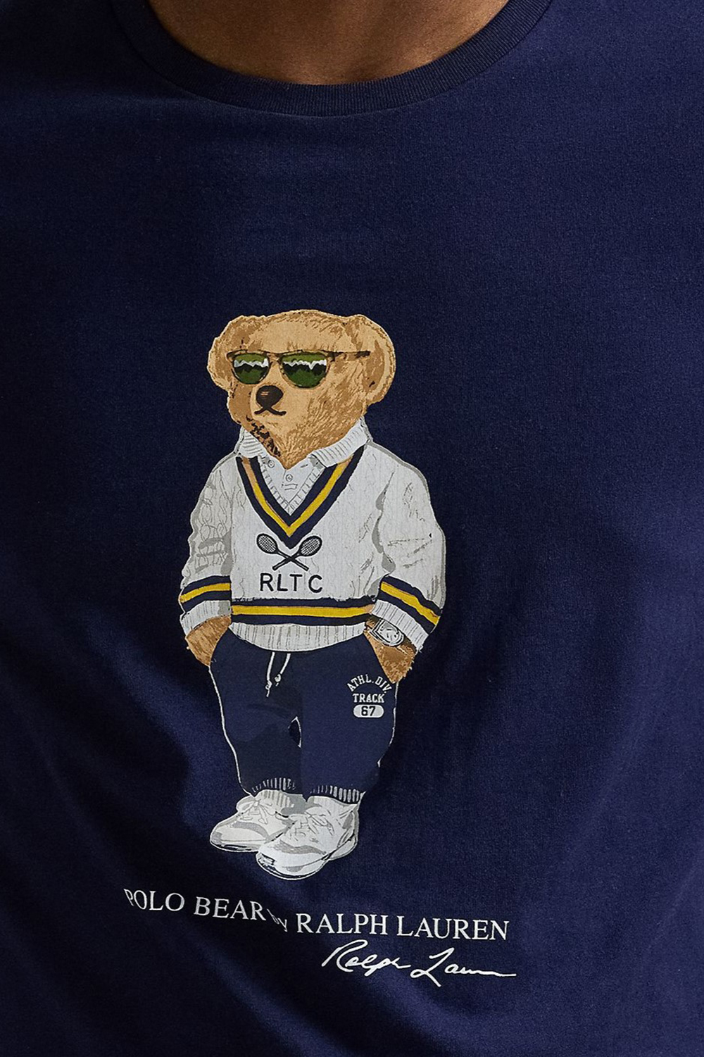 תמונת תקריב דוגמן של חולצת טי POLO RALPH LAUREN