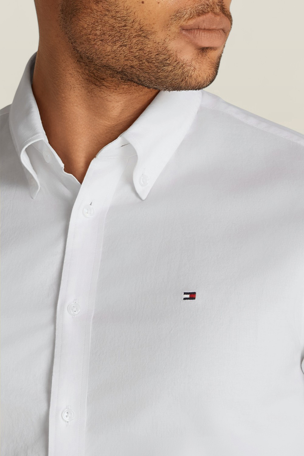תמונת תקריב דוגמן של חולצה מכופתרת TOMMY HILFIGER
