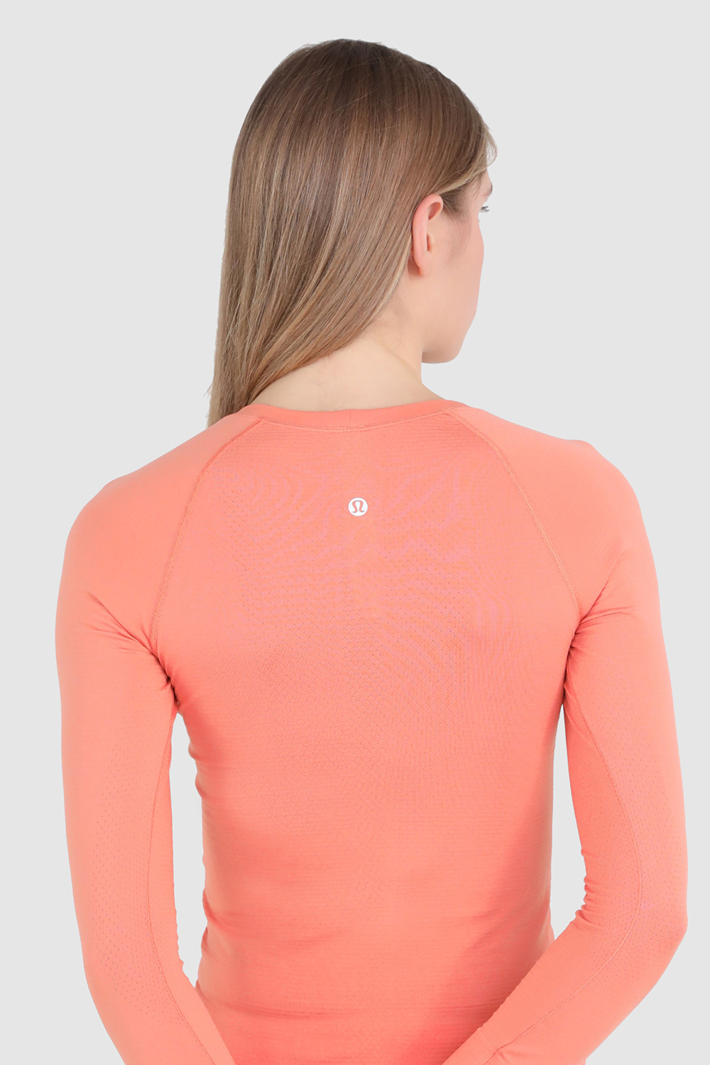 תמונת תקריב דוגמן של Swiftly Tech Long Sleeve Shirt 2.0 LULULEMON