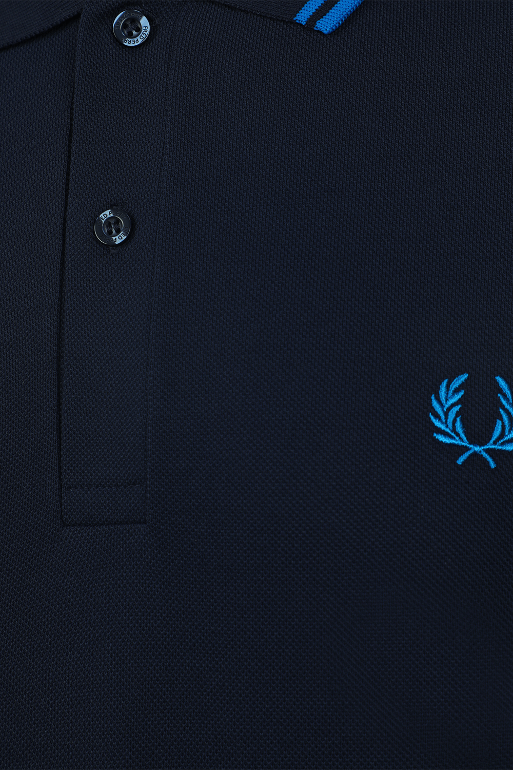 תמונה אחורית של חולצת פולו קצרה עם לוגו רקום FRED PERRY