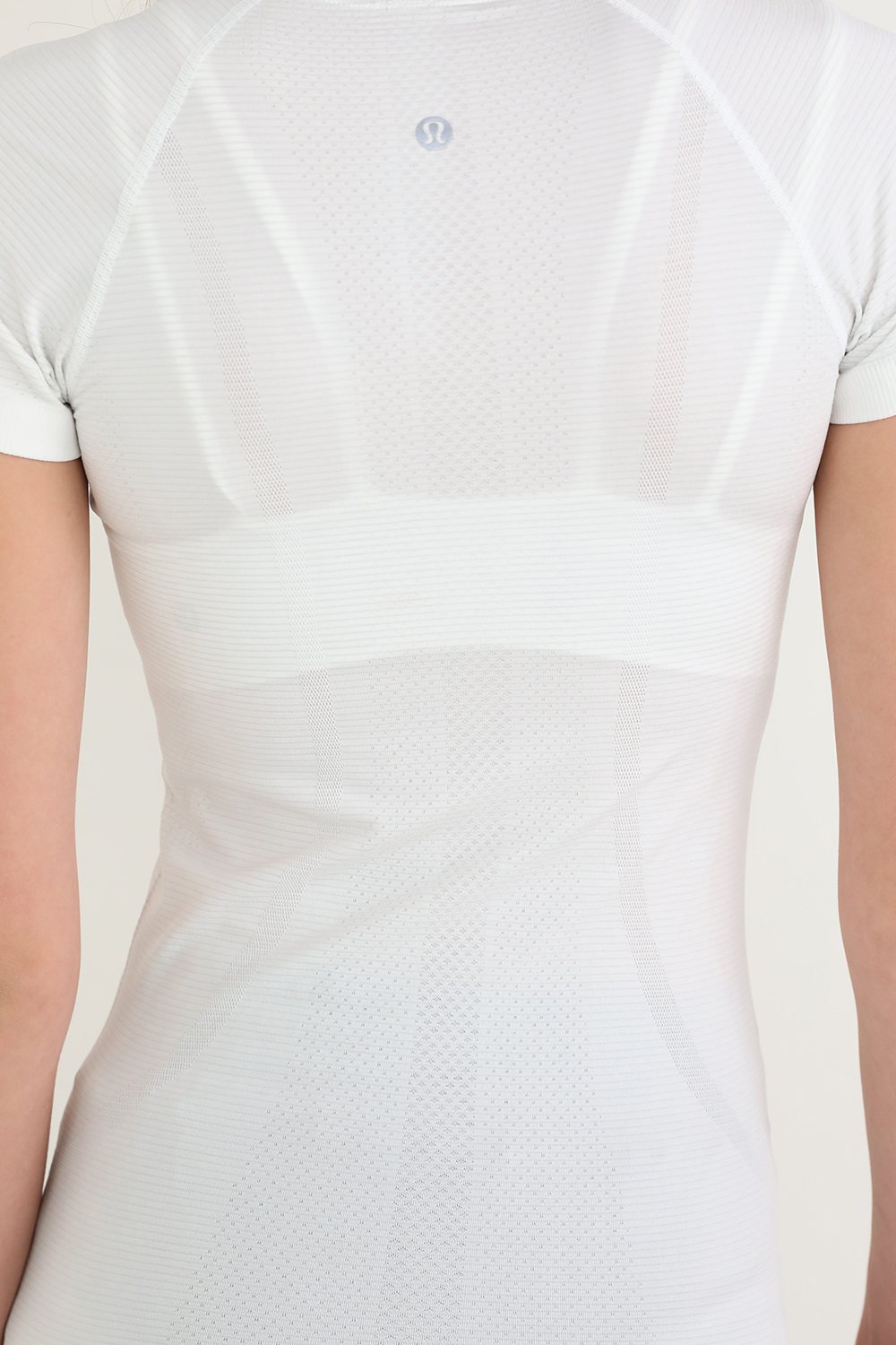 תמונת תקריב דוגמן של Swiftly Tech Short Sleeve 2.0