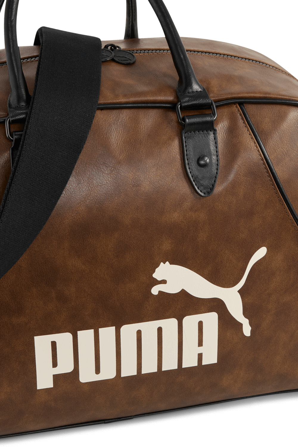 תמונת תקריב של תיק נסיעות PUMA
